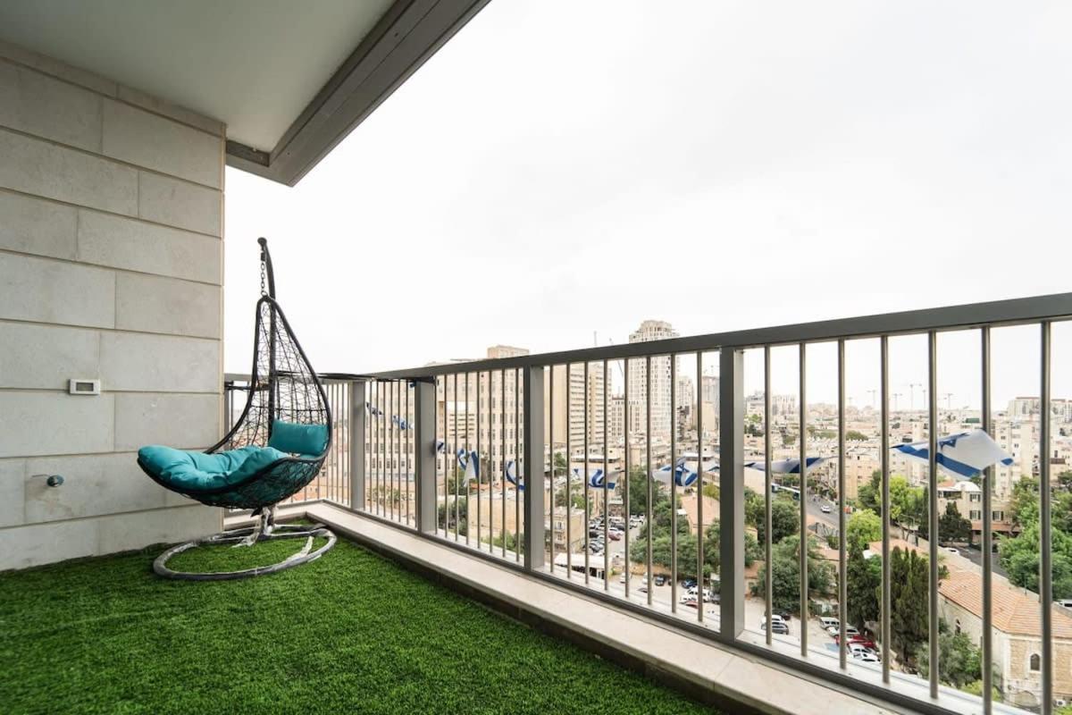 Spacious 1 Bedroom in Savyon View - Isrentals view 2