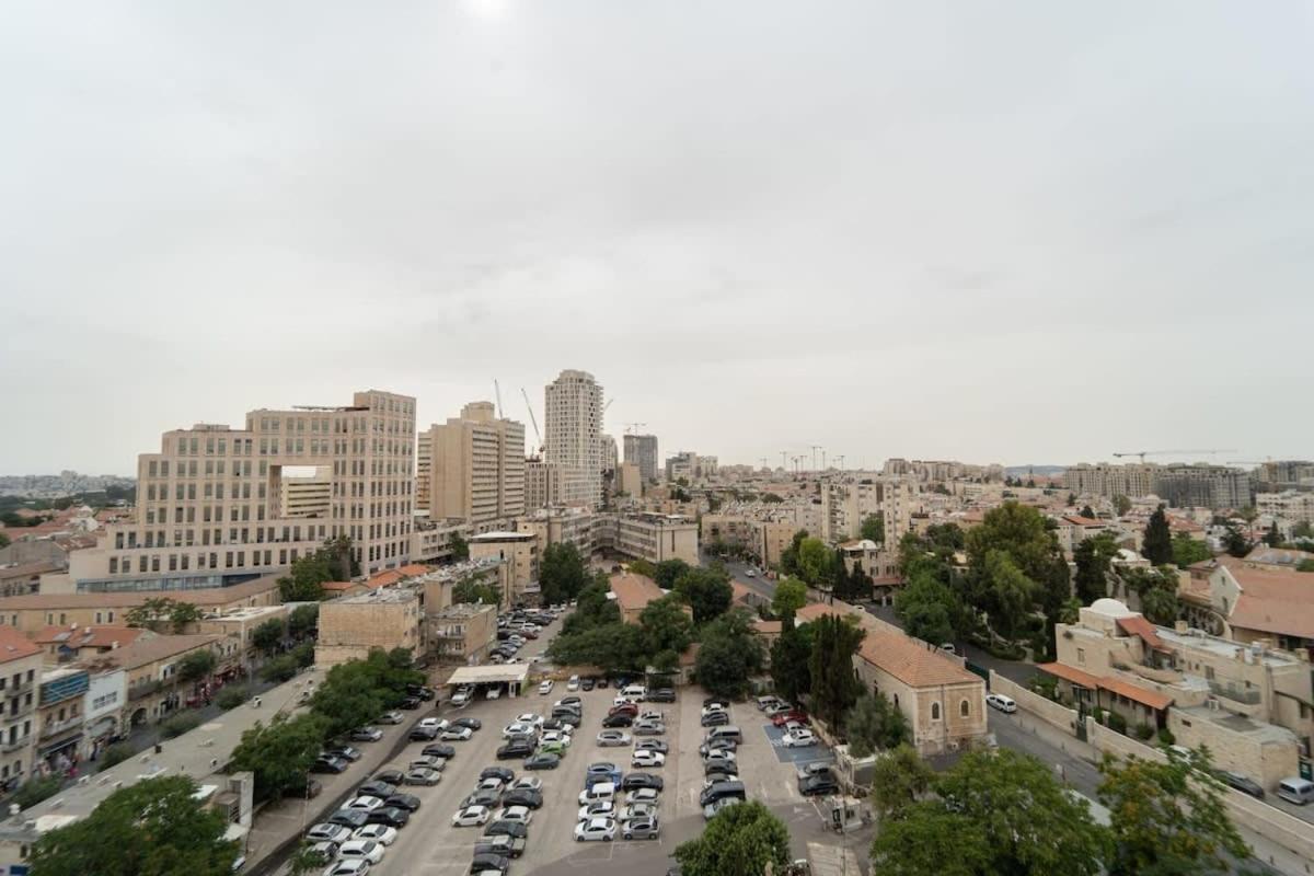 Spacious 1 Bedroom in Savyon View - Isrentals view 4
