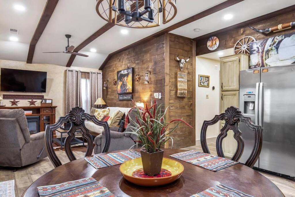 Stockyards 5 mins!-New!-Sleeps 8. Cowboy Bungalow view 5