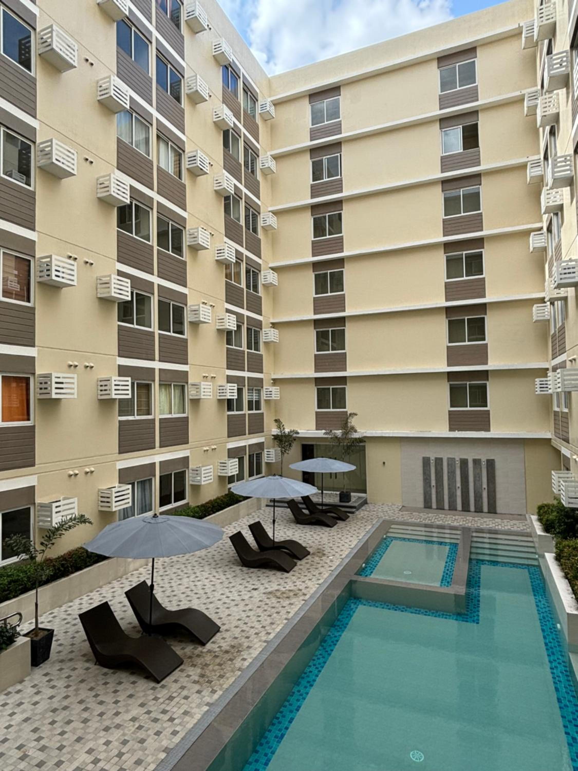 Condo in Silang Fullerton Suites - near tagaytay and nuvali view 4