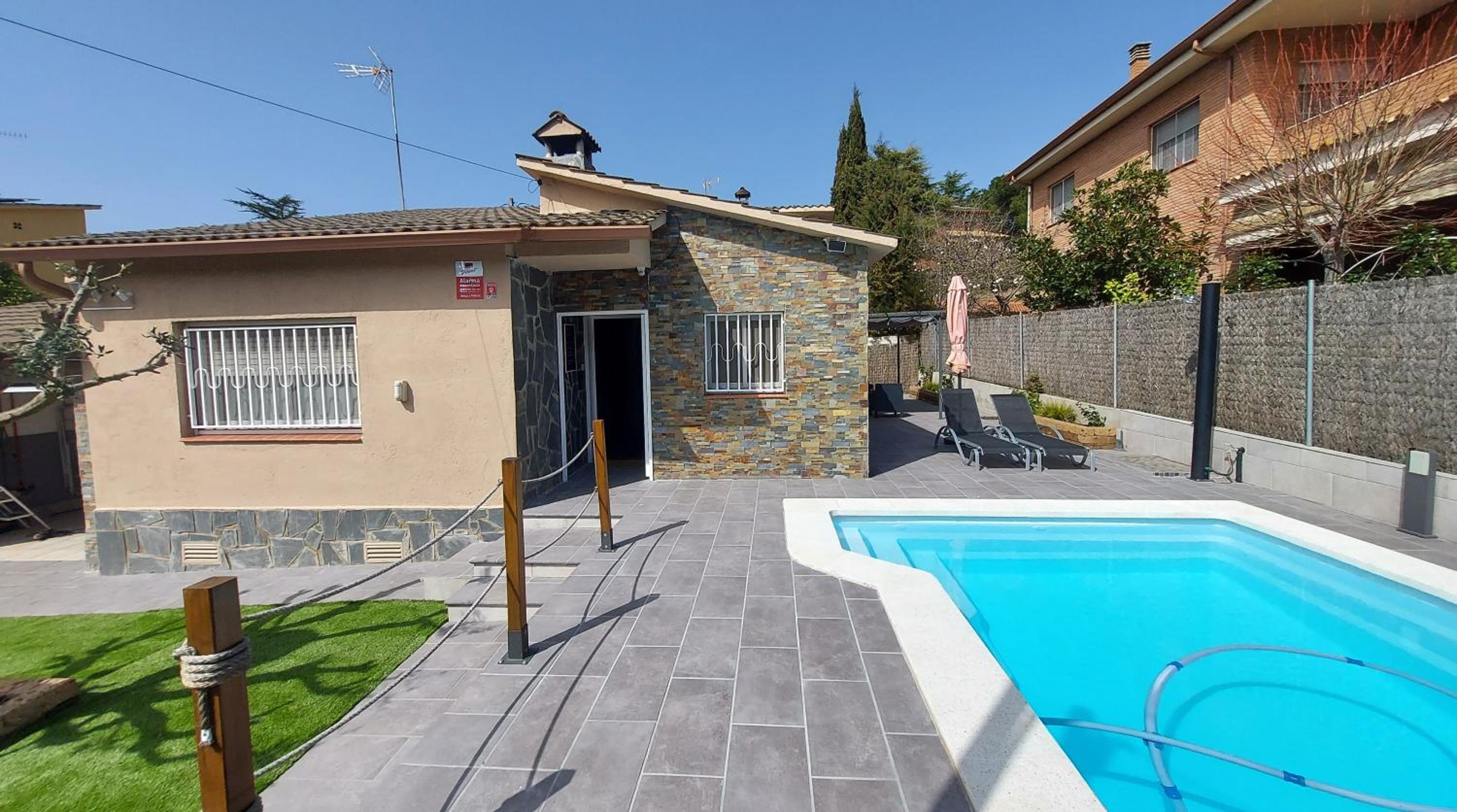 Cerca de Barcelona, y entre tres Parques Naturales, casa de 4 habitaciones y 2 baños con piscina, barbacoa y chimenea photo 2