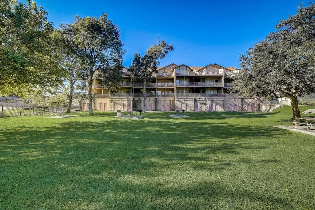 Hotel Walk to Schlitterbahn, River Access & Pets OK - Image 1