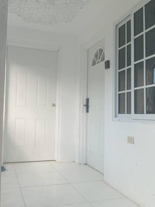 Cozy 2 bed in Ocho Rios view 4