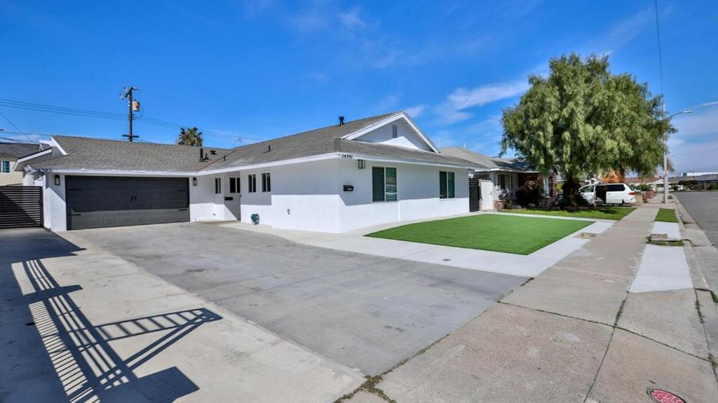 H&H Modern Lux 4BD 1 King Suite 3 Queen SoCal Disney view 3