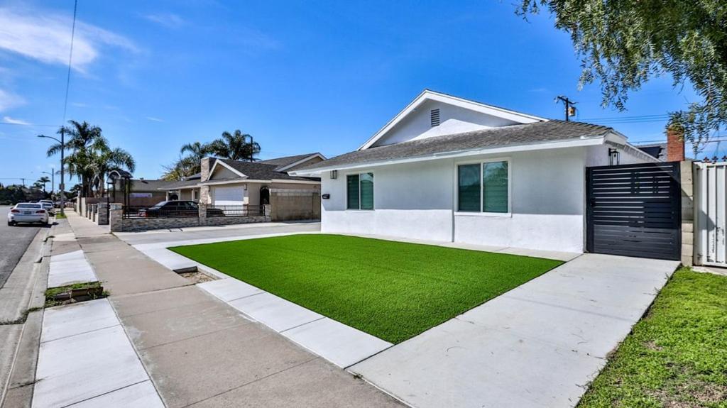 H&H Modern Lux 4BD 1 King Suite 3 Queen SoCal Disney view 4