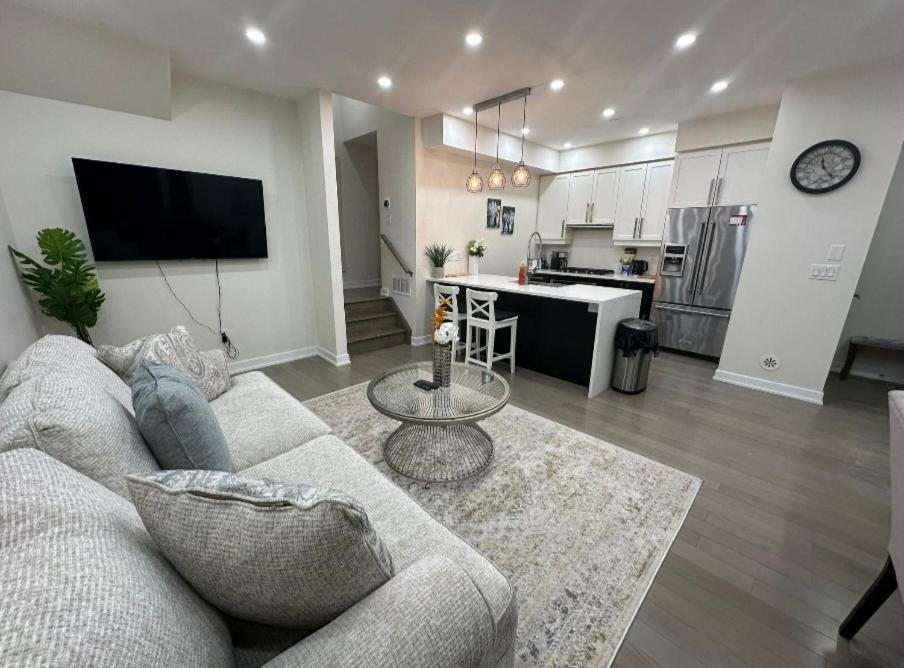 Modern Luxury 3 bed rooms House in Toronto Mississauga