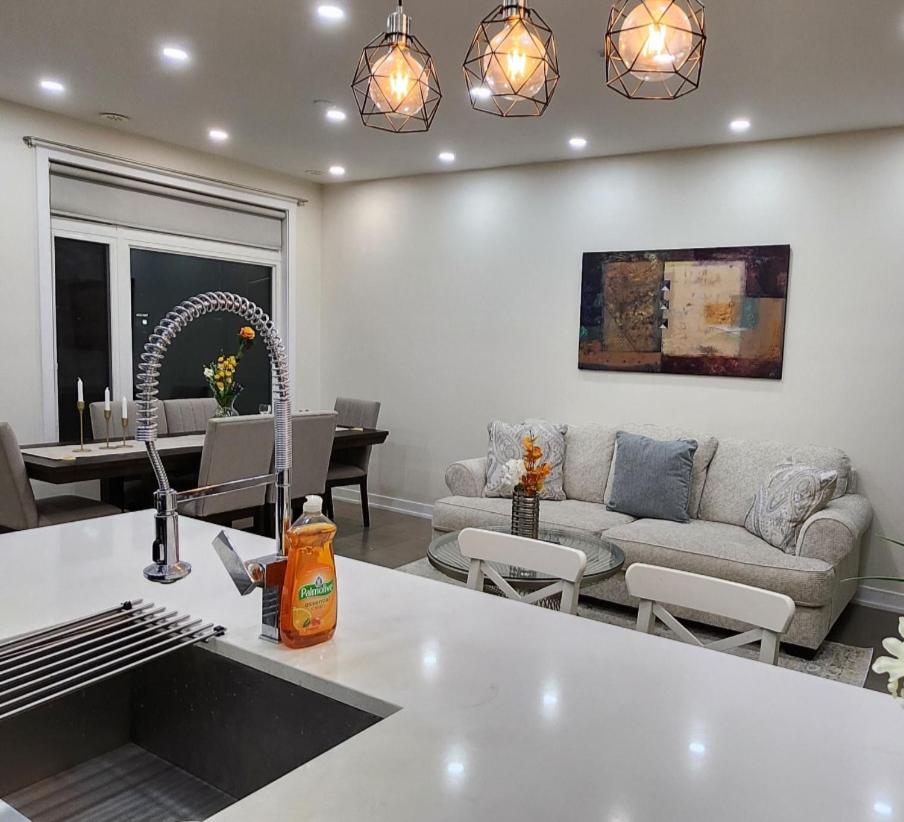 Modern Luxury 3 bed rooms House in Toronto Mississauga