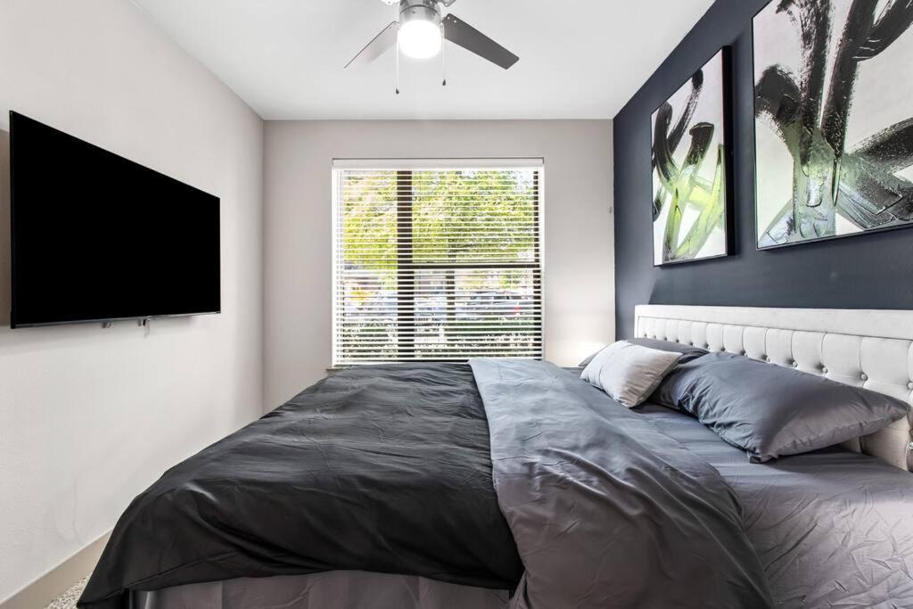 Charming 1BR Oasis KingBed FreeParking Wi-Fi view 2