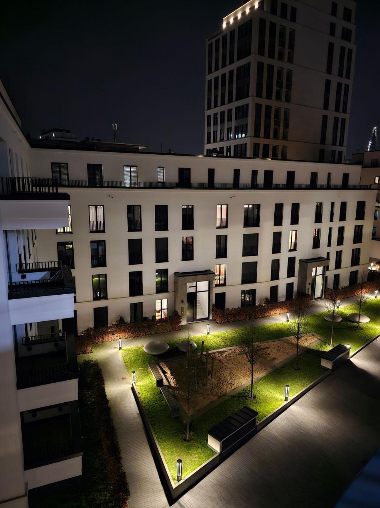 3 rooms 2 bathrooms 2 toilets new apartment center of Düsseldorf underground parking space contactless self check-in