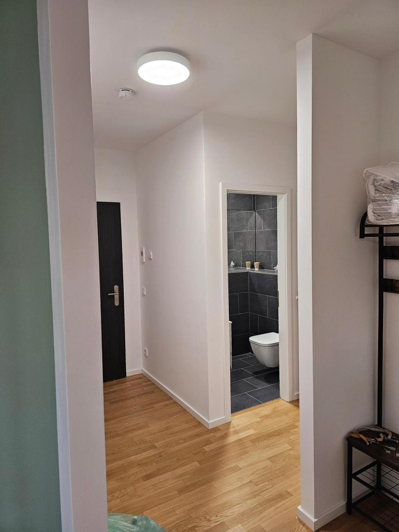 3 rooms 2 bathrooms 2 toilets new apartment center of Düsseldorf underground parking space contactless self check-in