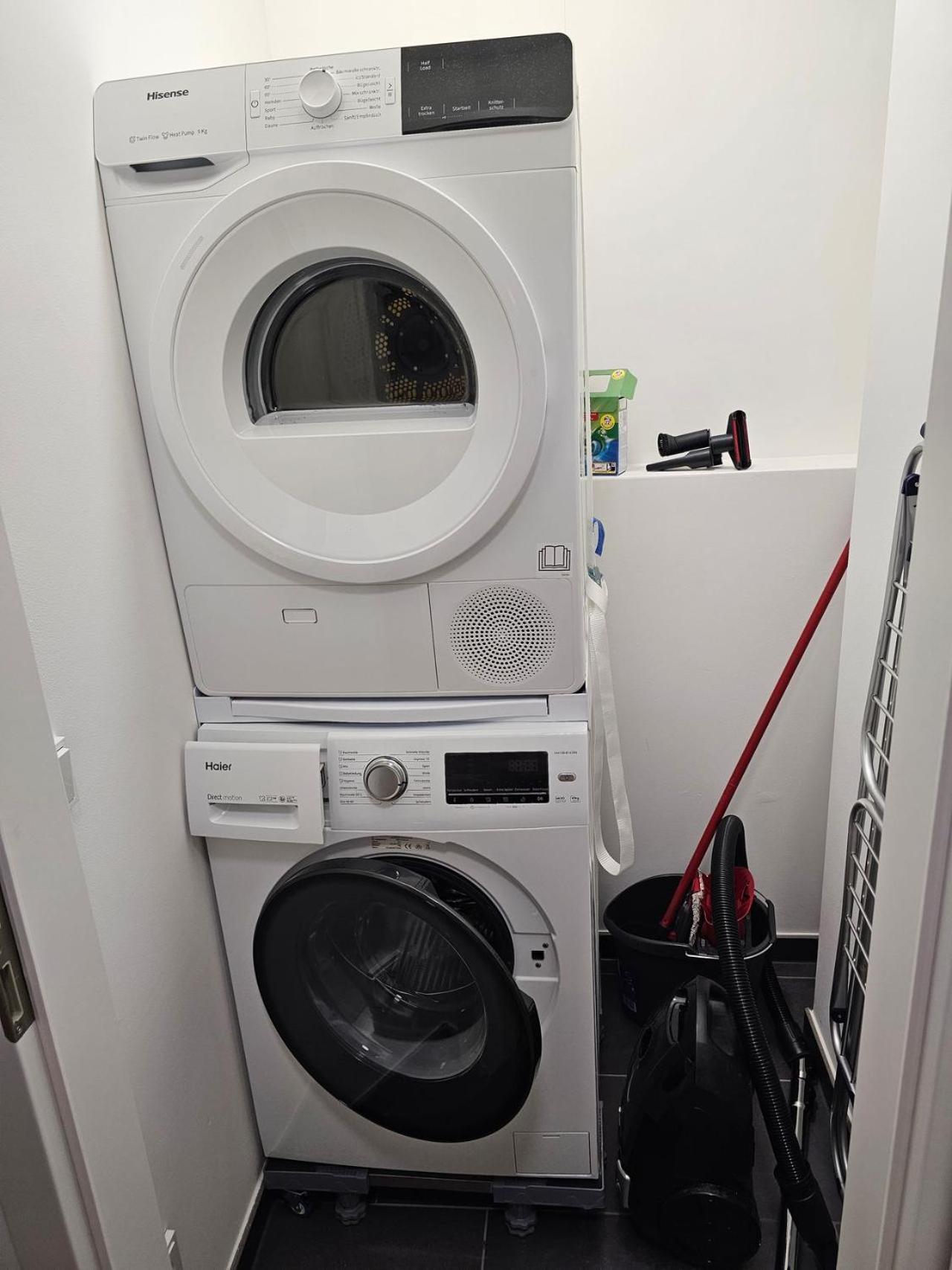 3 rooms 2 bathrooms 2 toilets new apartment center of Düsseldorf underground parking space contactless self check-in