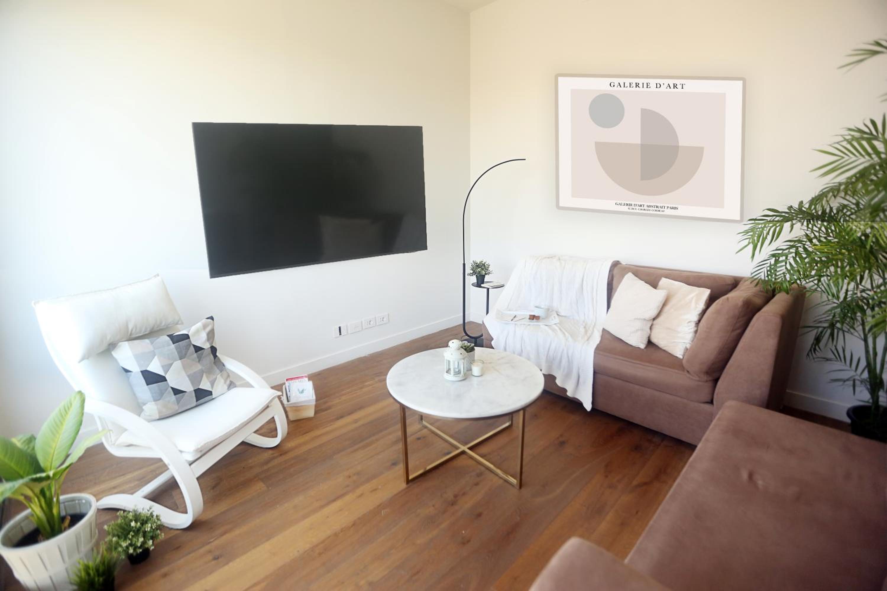 Luxurious Allegria Residence Apartment(Families Only)