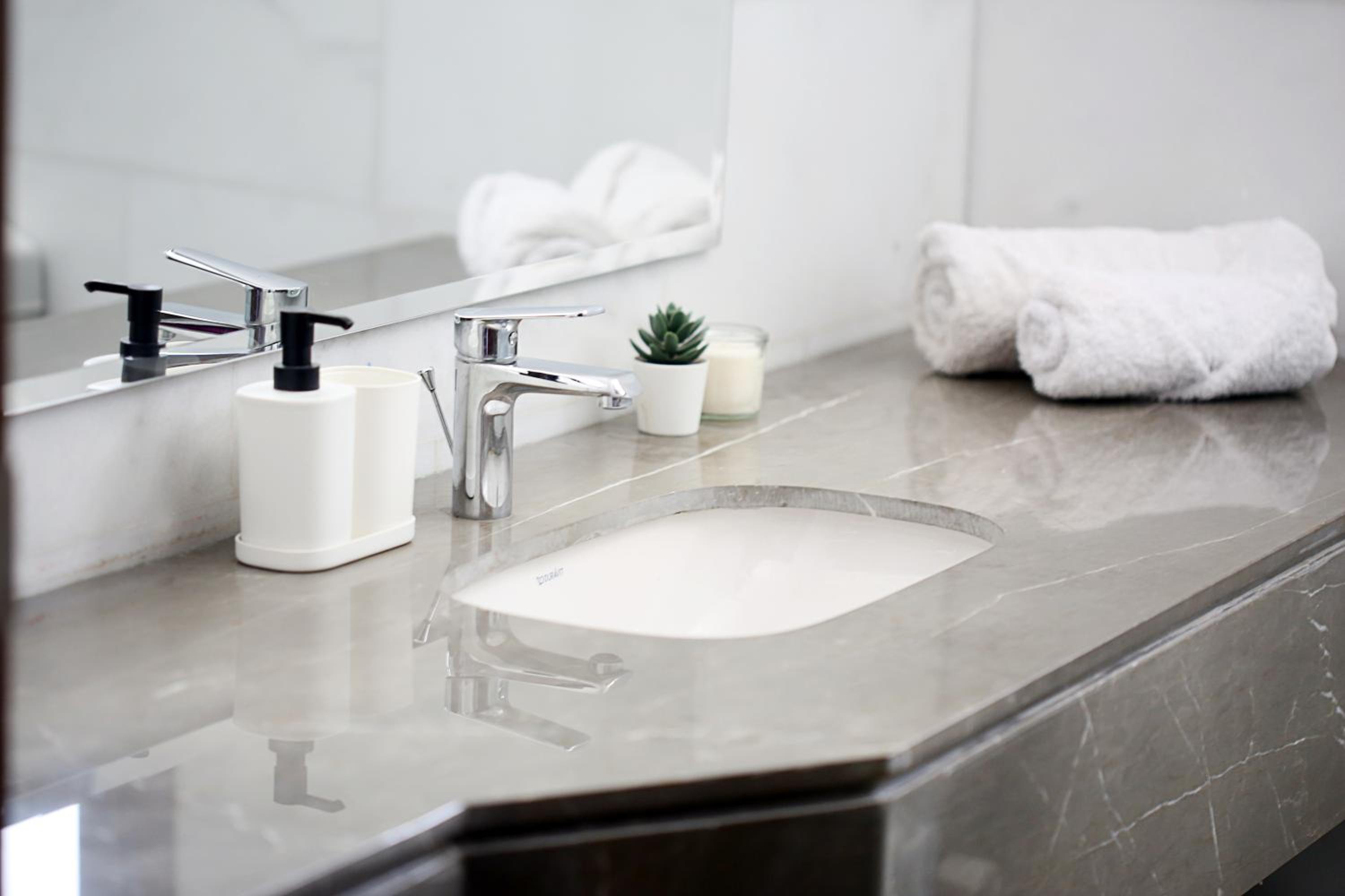 Luxurious Allegria Residence Apartment(Families Only)