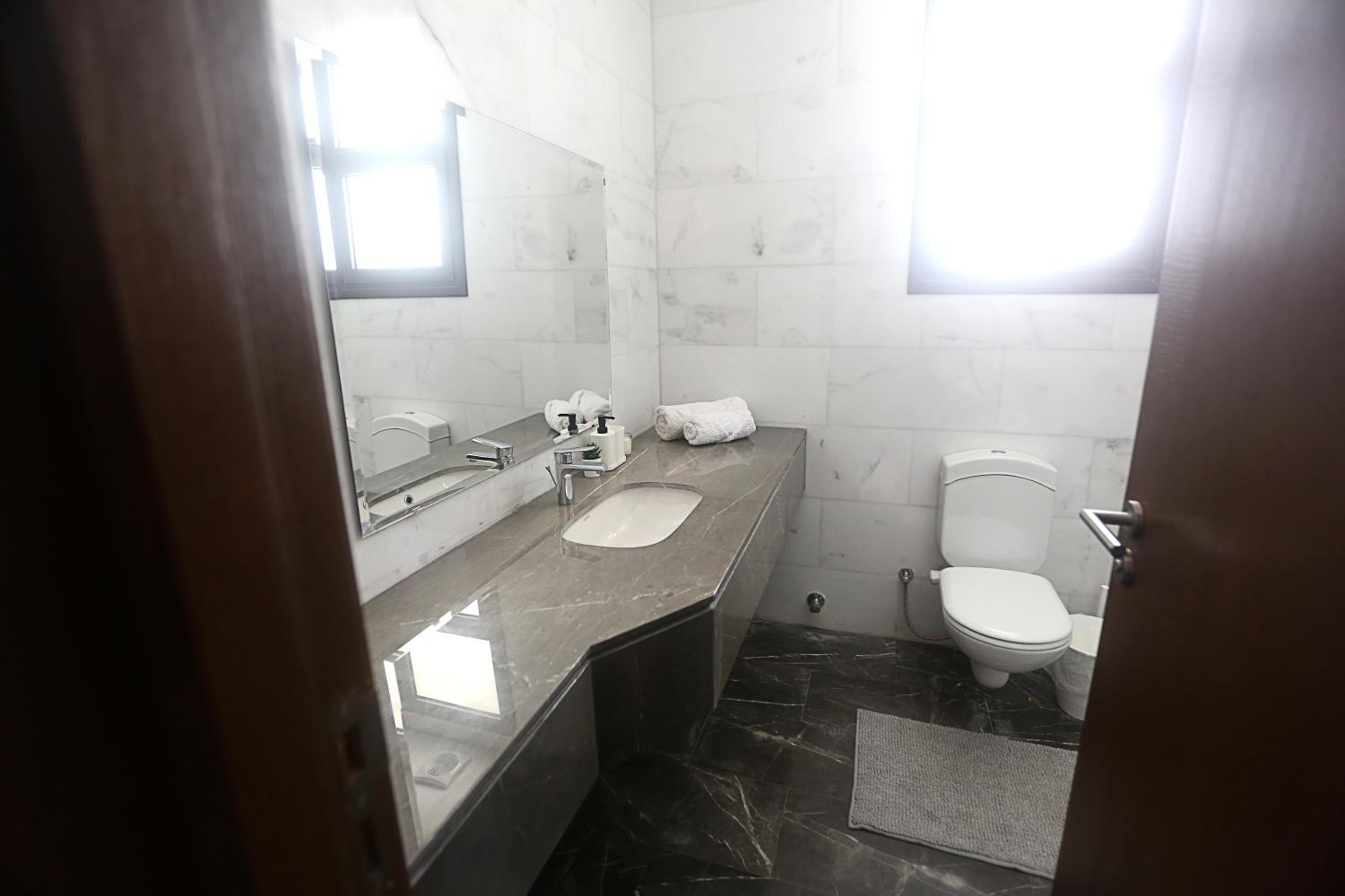 Luxurious Allegria Residence Apartment(Families Only)