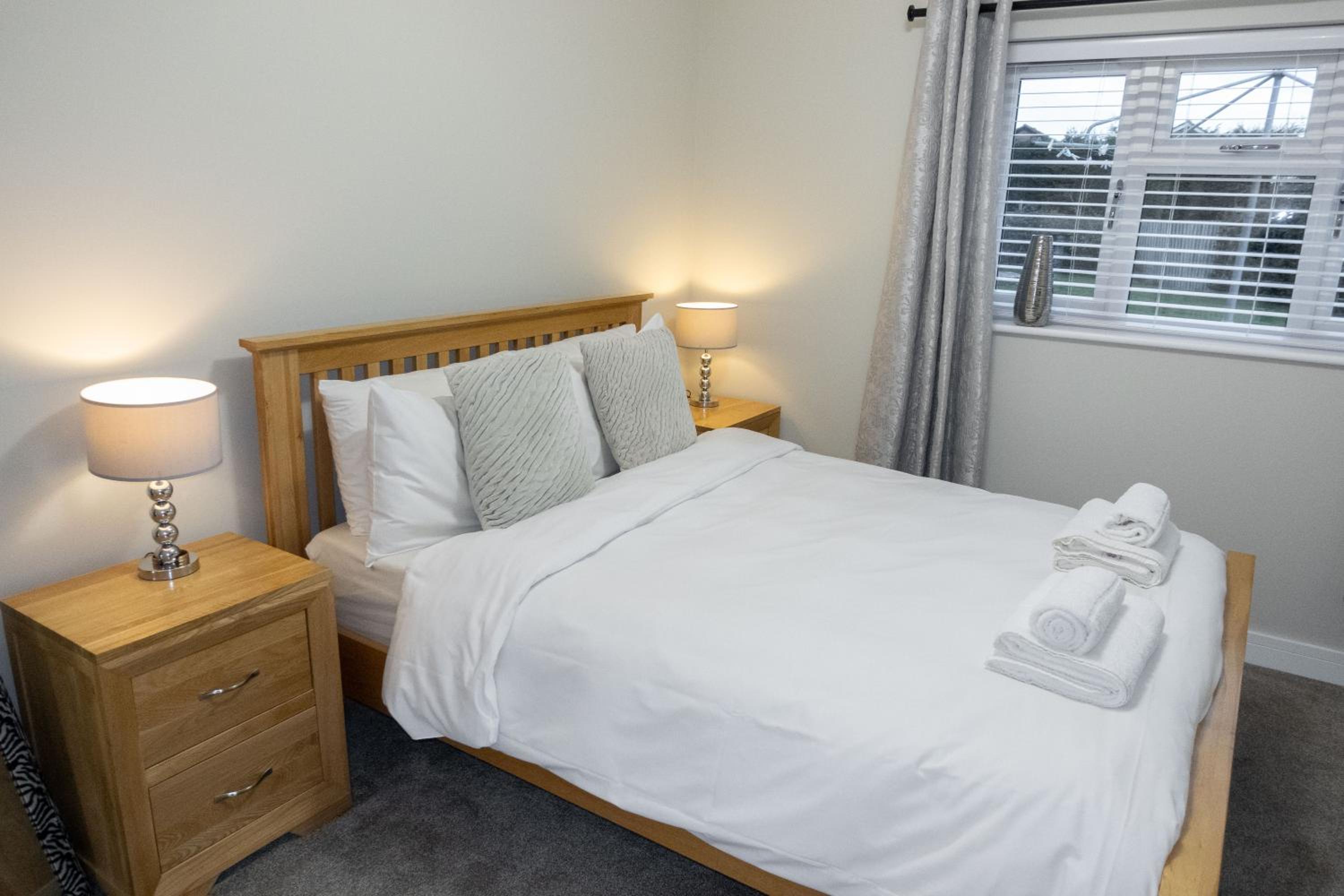 Contemporary new build with parking & garden in central location