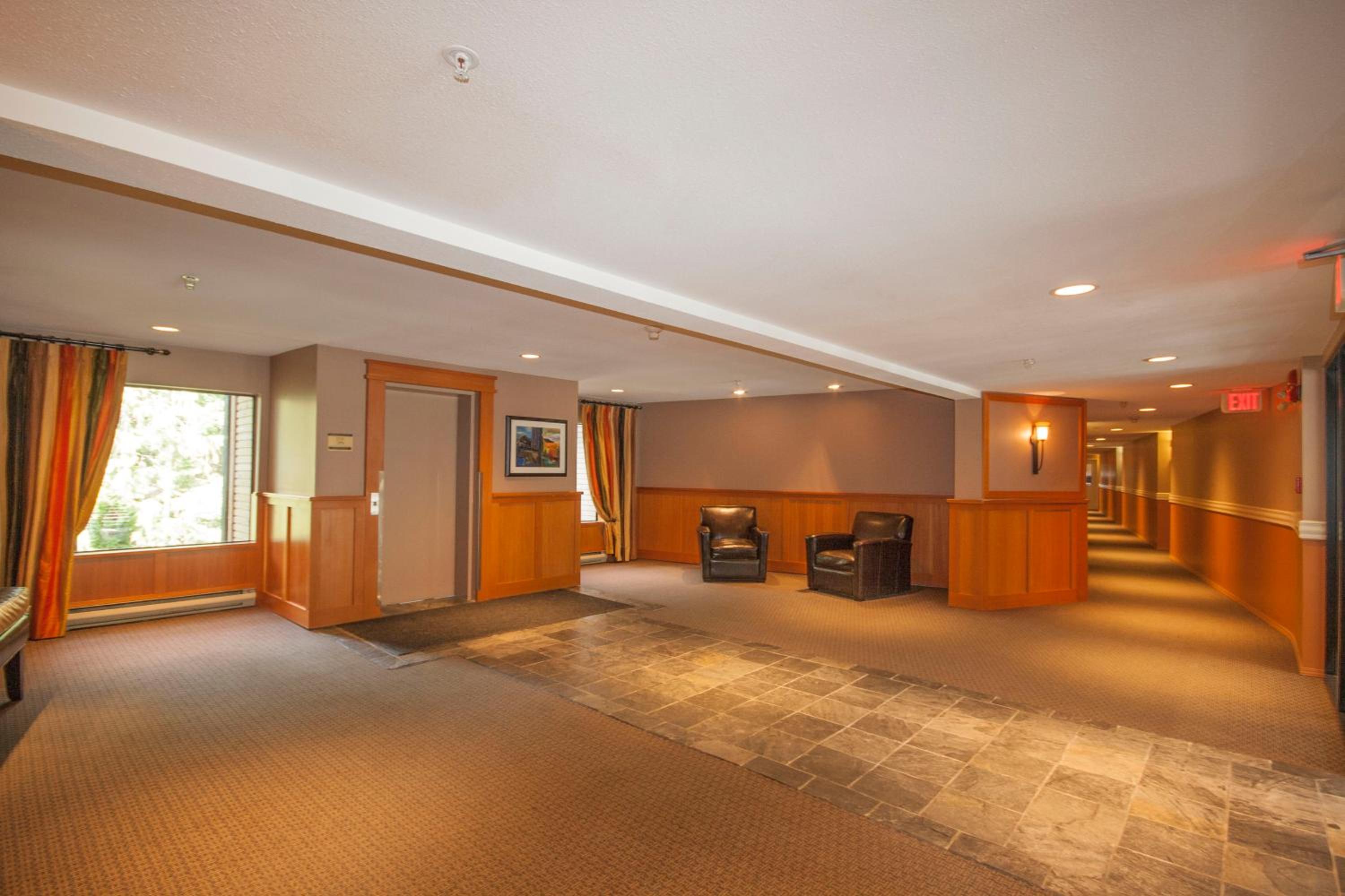 2BR in Powderhorn, Near Blackcomb, Double-Sided Fireplace, Rooftop Hot Tub, Parking