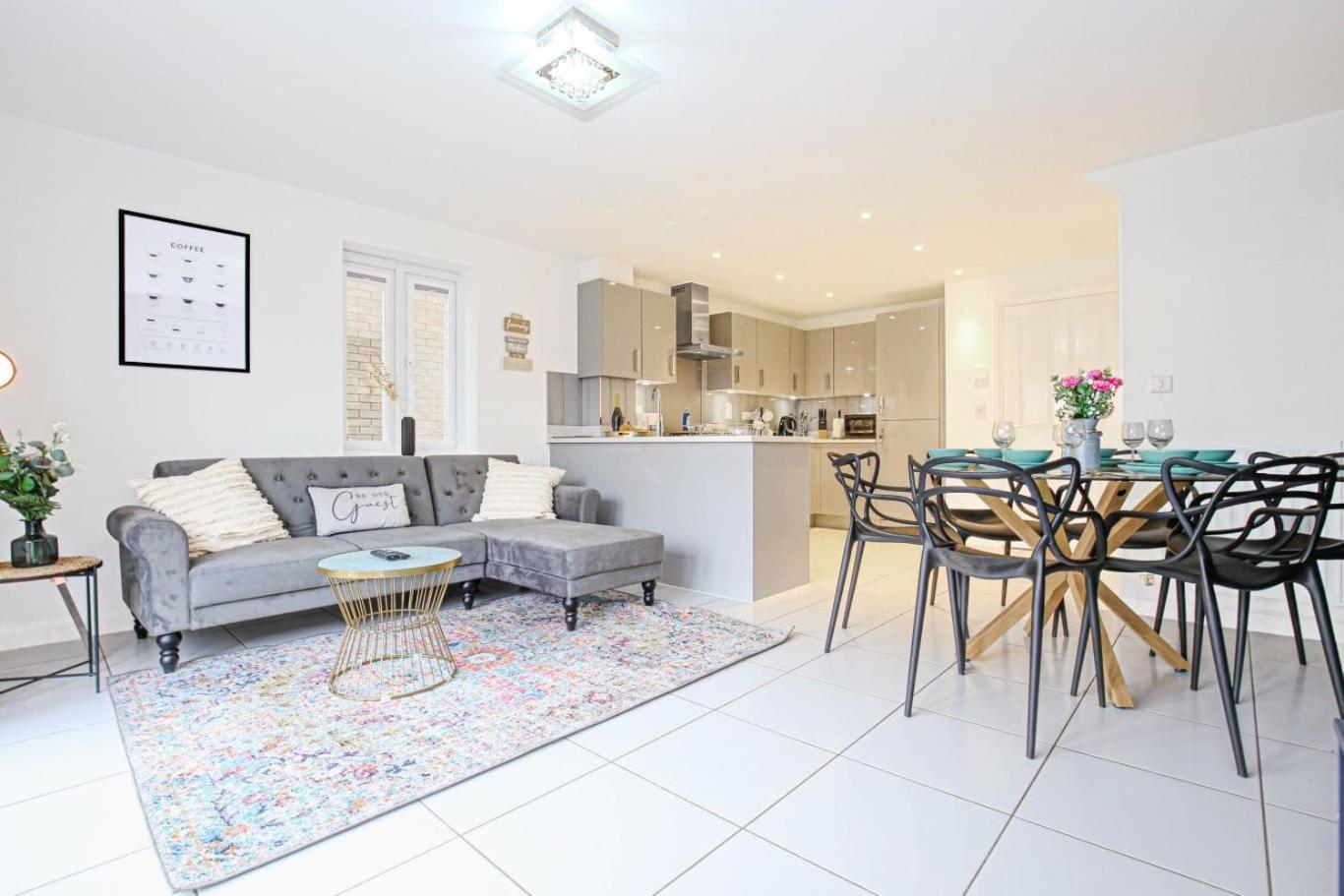 Alpha Properties 1 - Luxury One Bedroom within a Shared Four Bedroom House with Free Parking, Fast Wifi, SmartTV with Netflix view 3