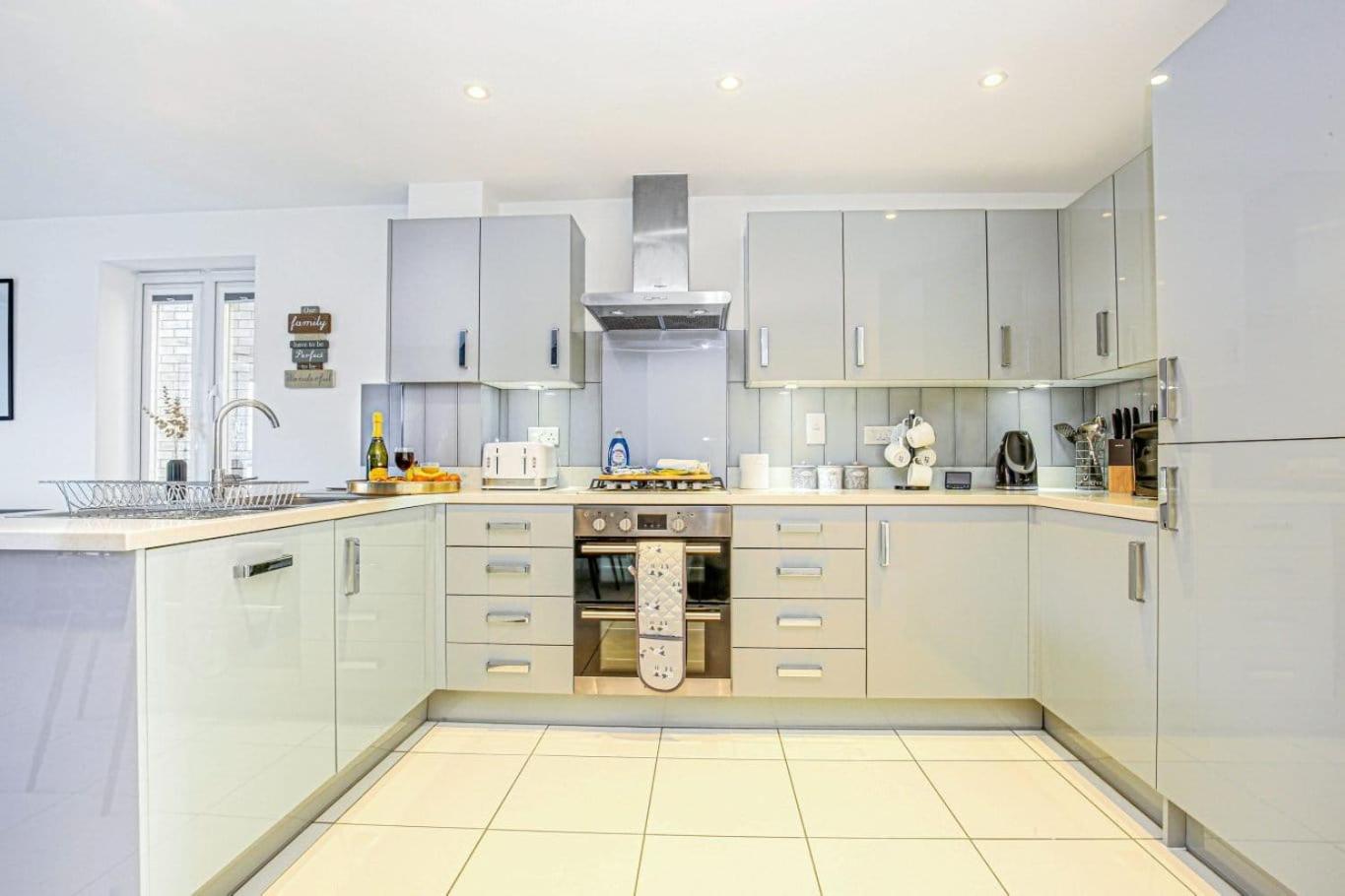 Alpha Properties 1 - Luxury One Bedroom within a Shared Four Bedroom House with Free Parking, Fast Wifi, SmartTV with Netflix view 2