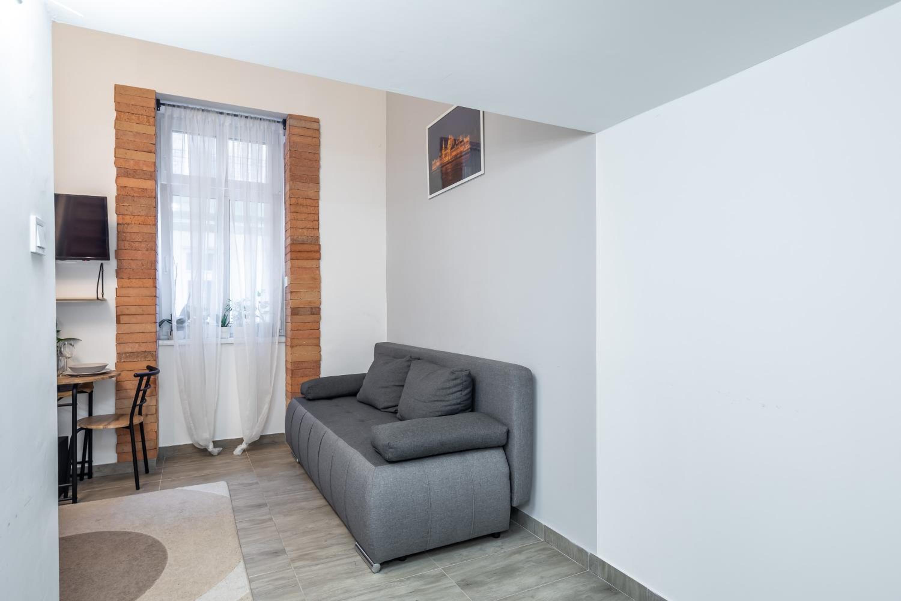 Central and homey apartment with good transport link view 3