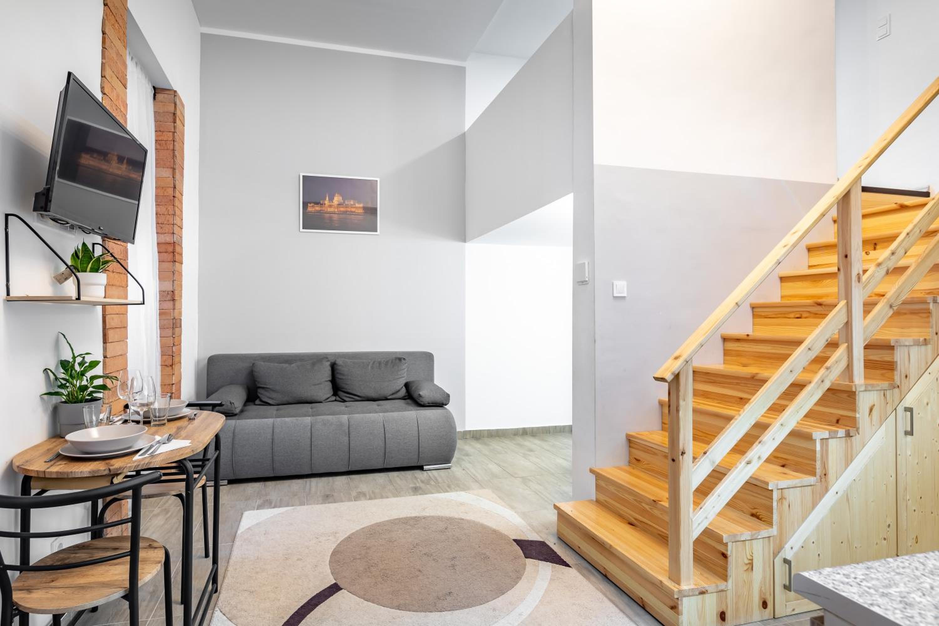 Central and homey apartment with good transport link view 2