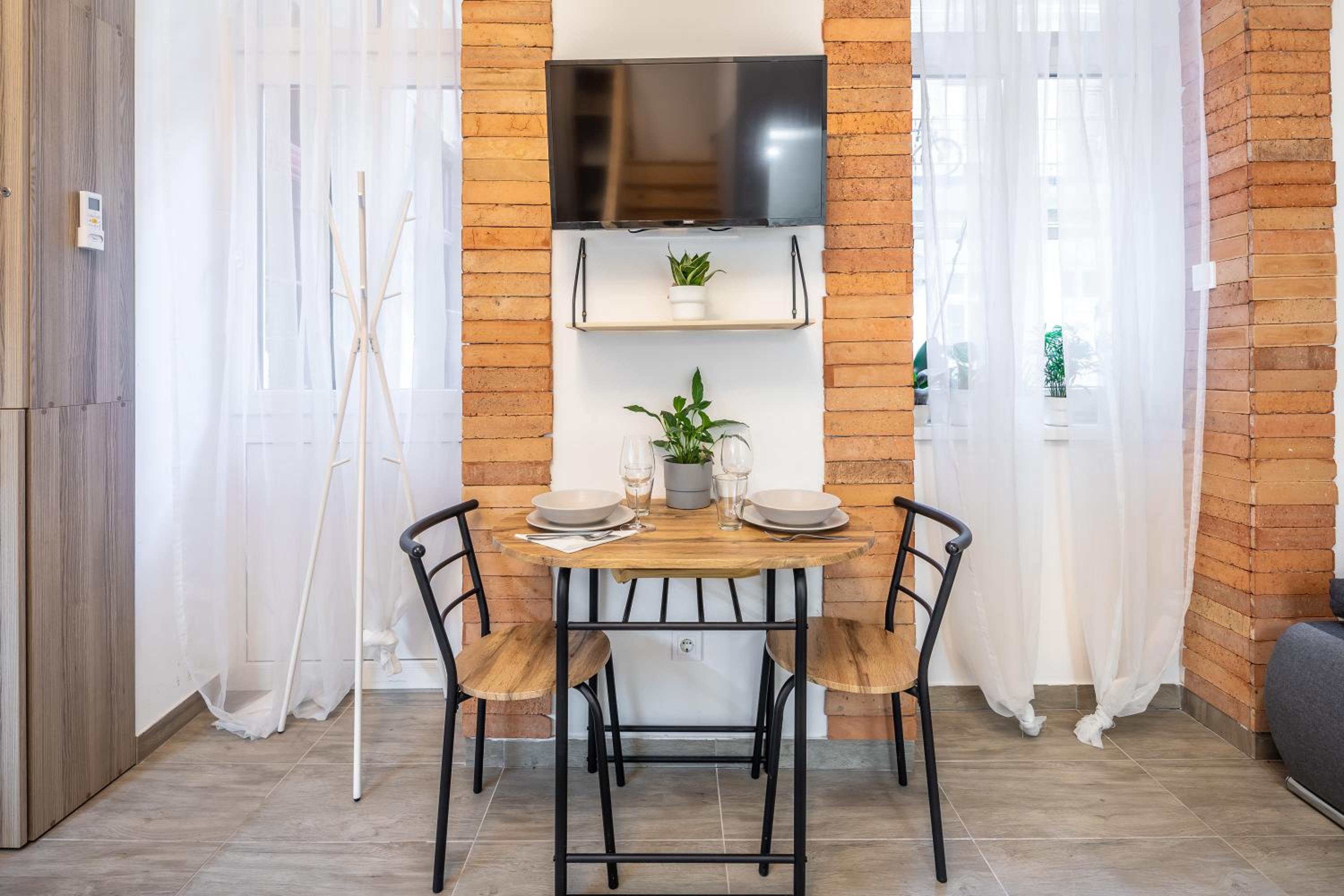 Central and homey apartment with good transport link view 4
