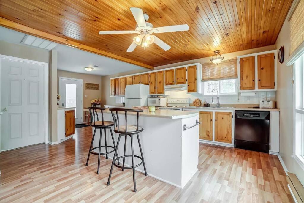 Peaceful Waterfront Getaway - Swim Fish Paddle boat Golf Hike Ski Shop
