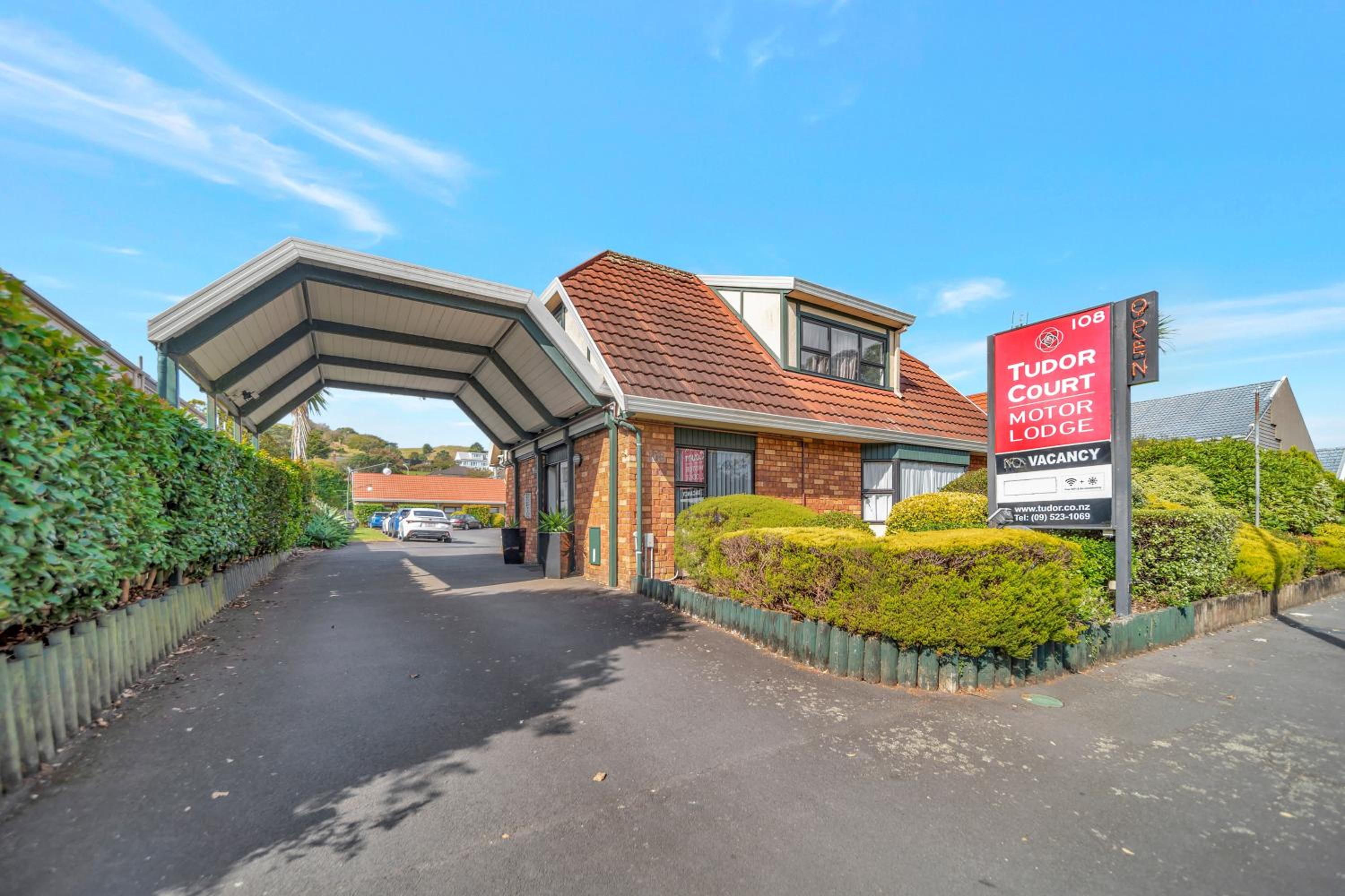 Tudor Court Motor Lodge — photo 40