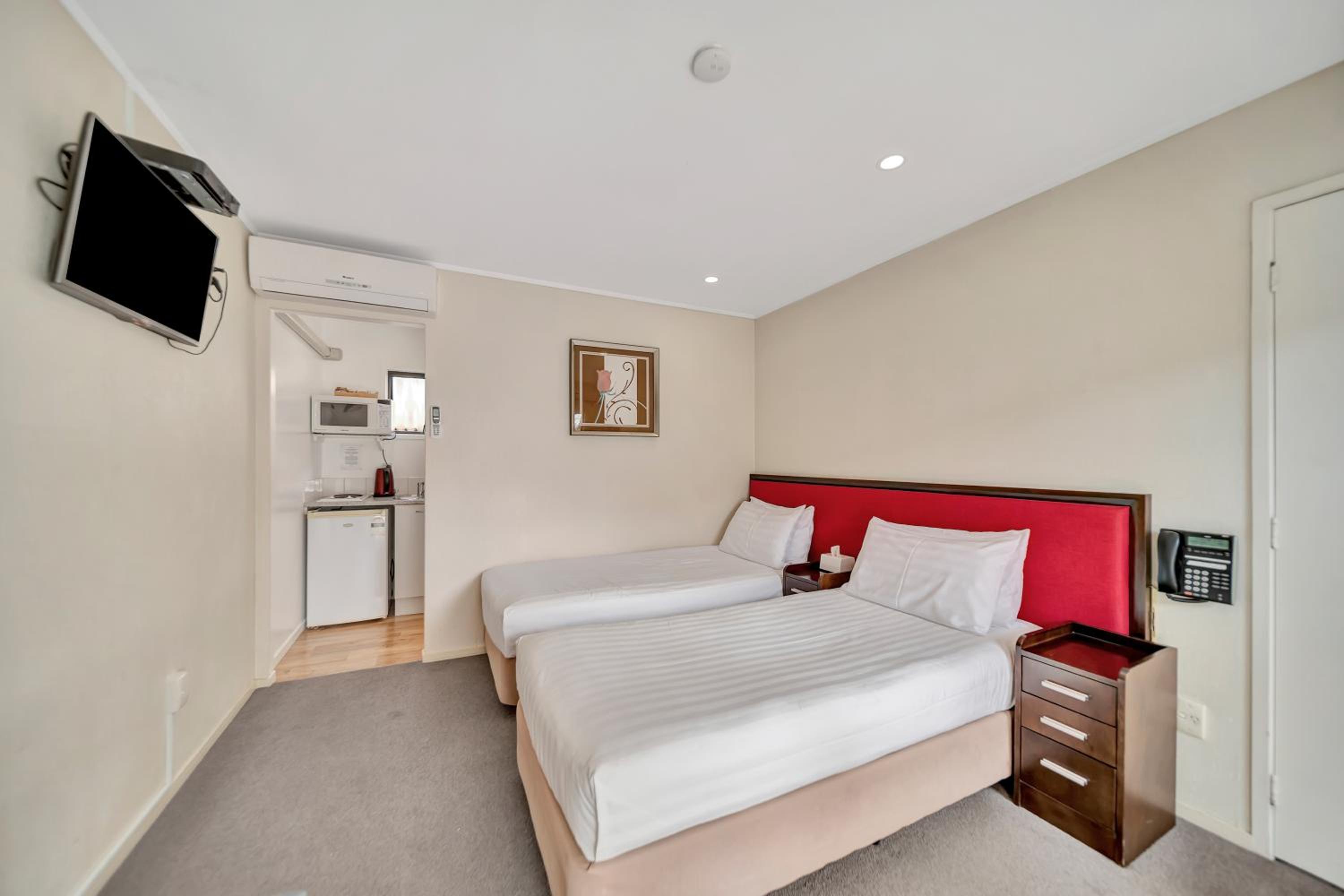 Tudor Court Motor Lodge — photo 37