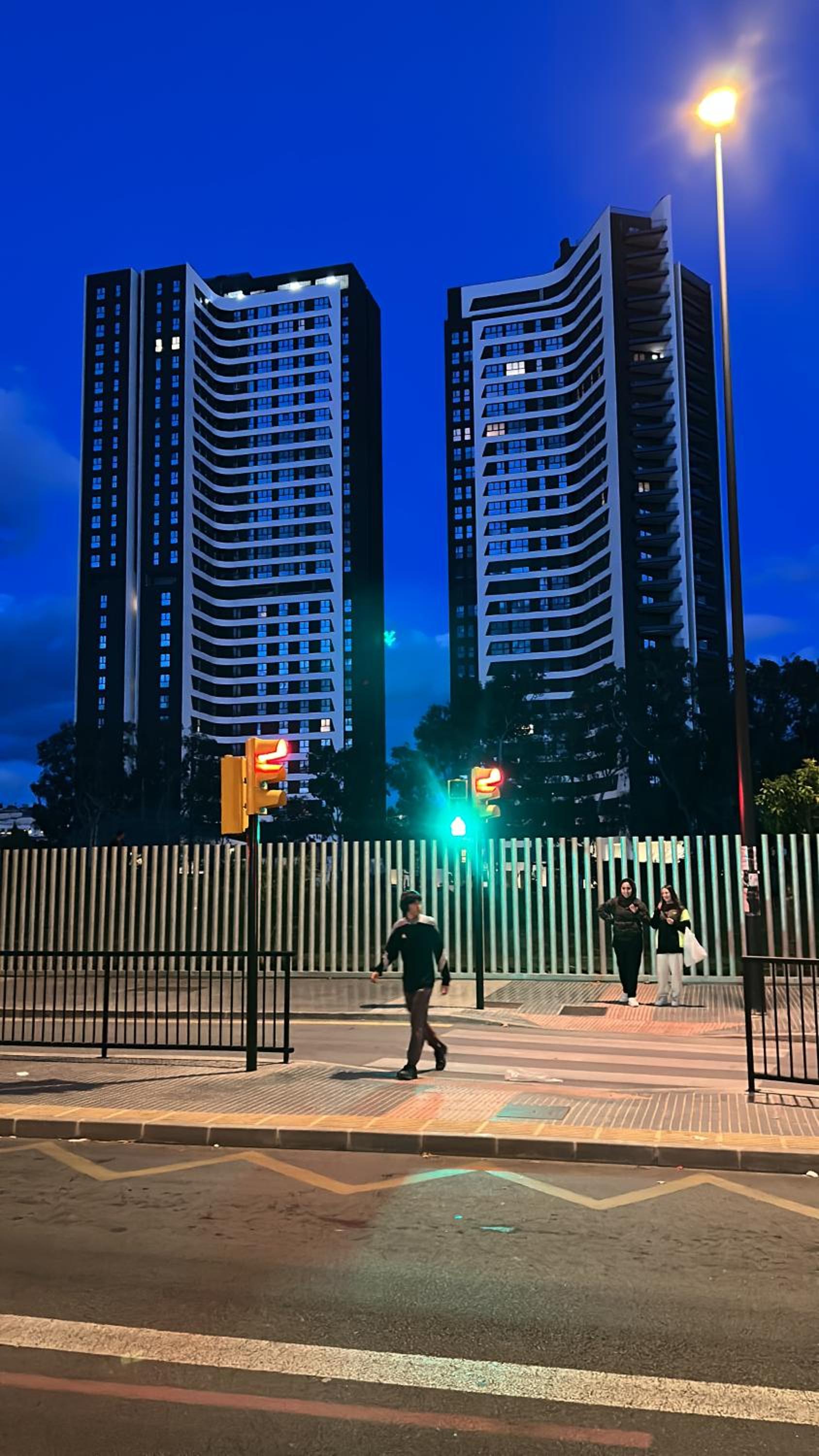 Luxury tower pool&free parking 10 min to historical center