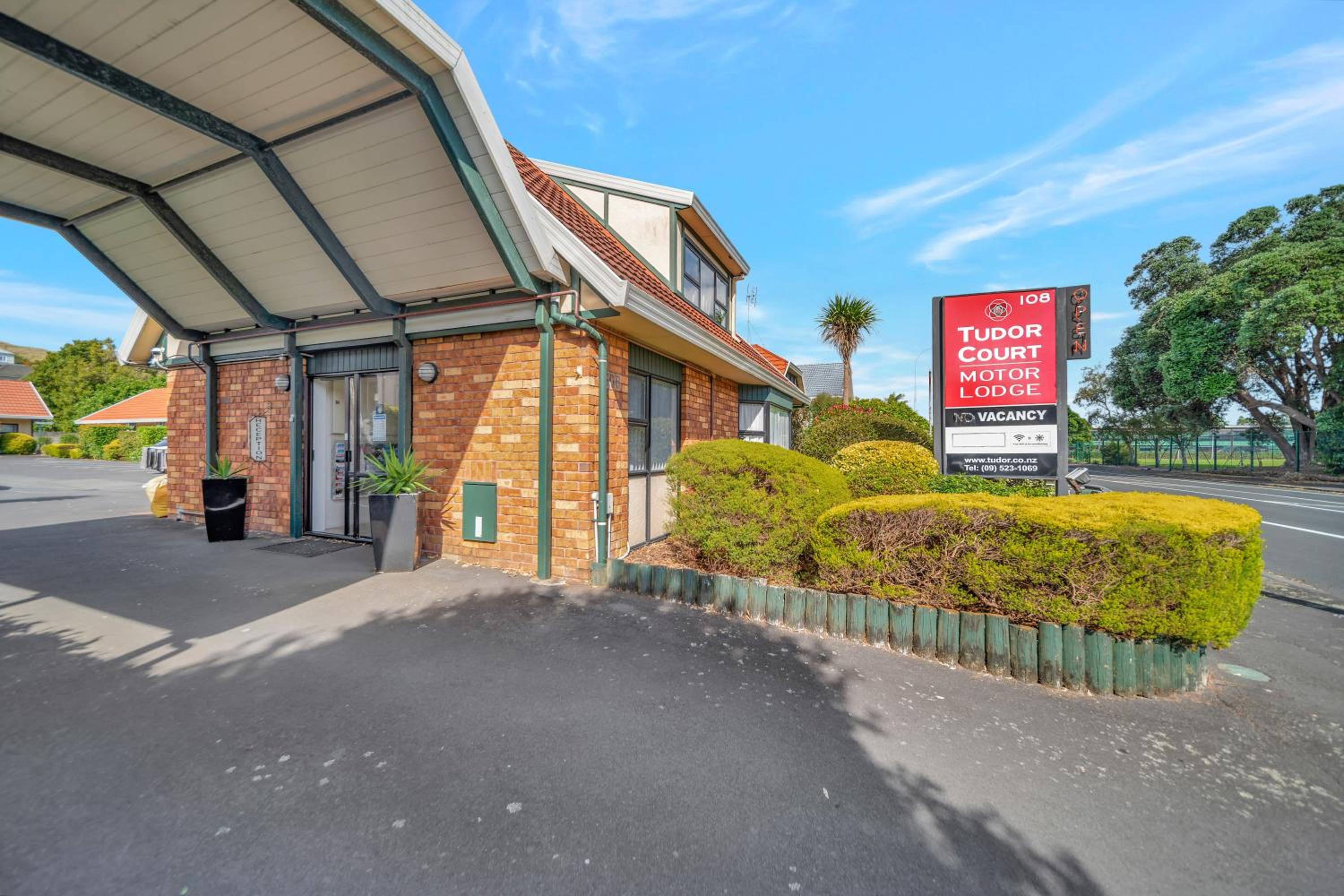 Tudor Court Motor Lodge — photo 43