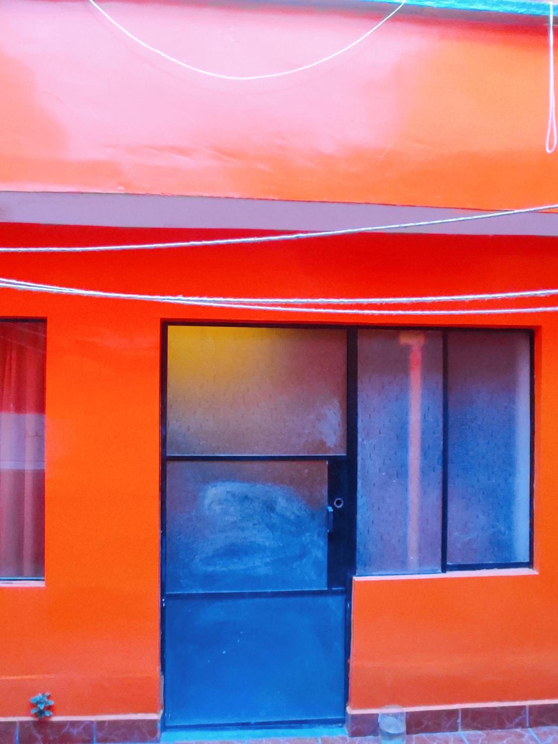 Casa familiar orange corner