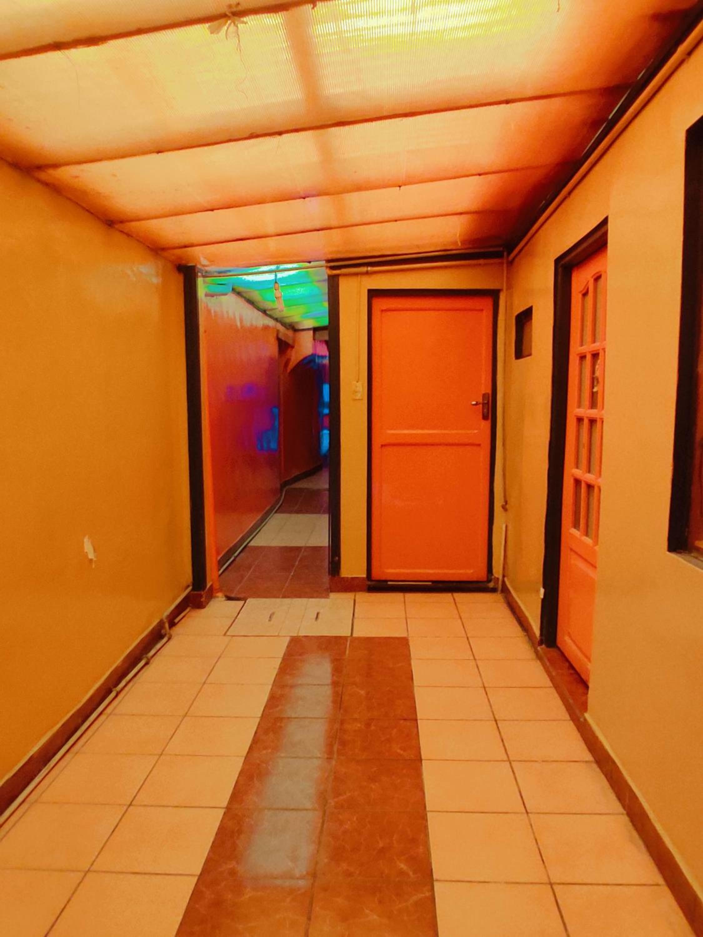 Casa familiar orange corner