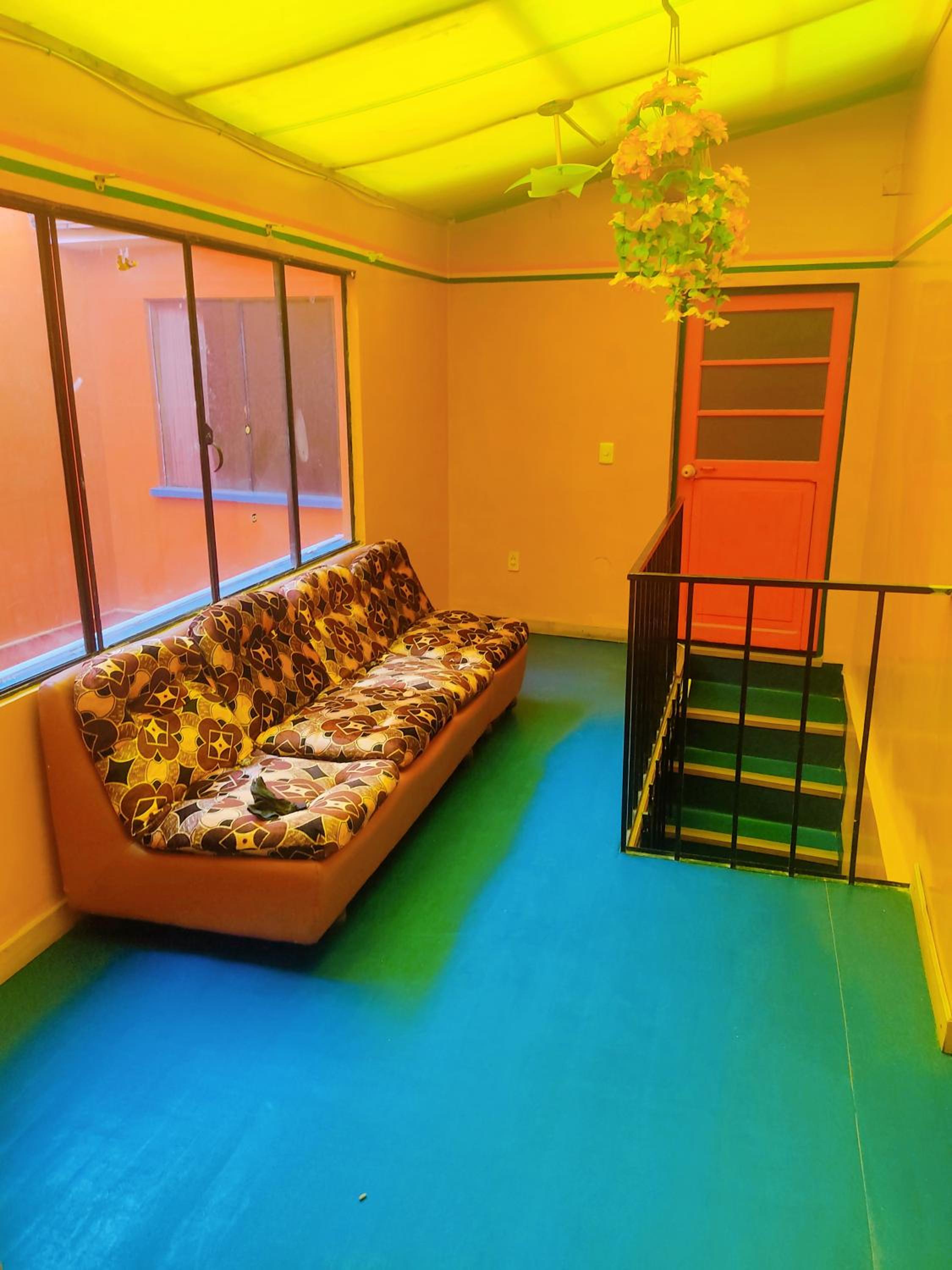 Casa familiar orange corner