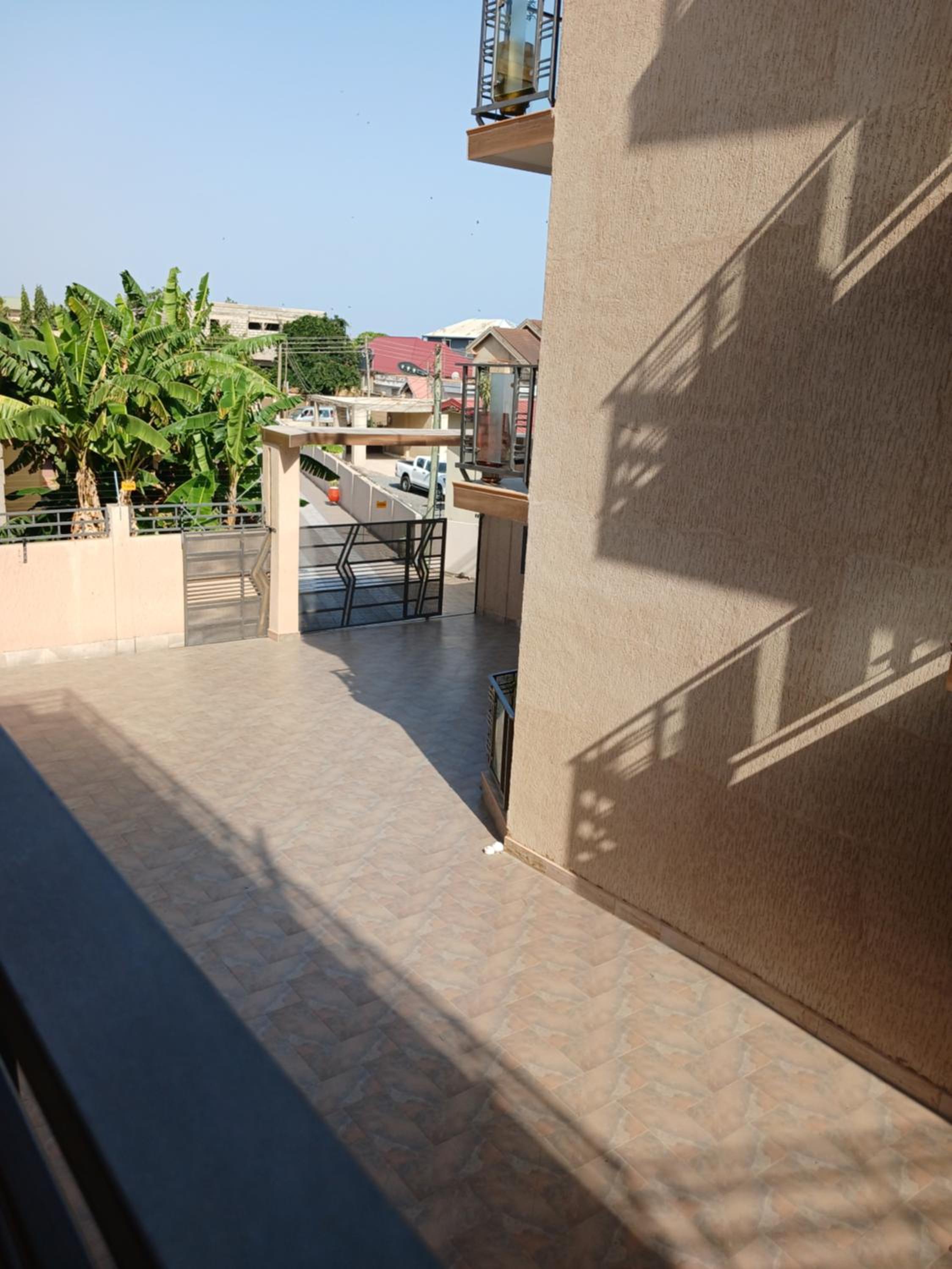 Queen's 2 BDR Appartments Accra view 2