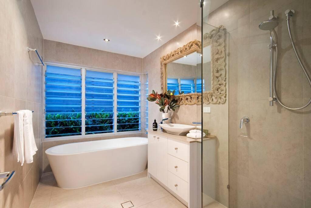 The Boat House Luxury Beachside with Heated pool