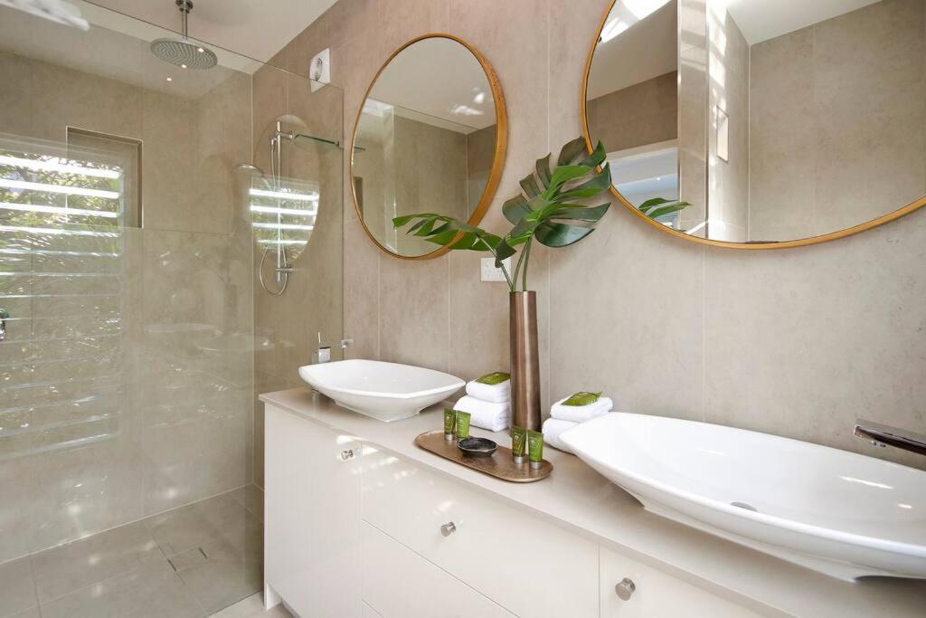 The Boat House Luxury Beachside with Heated pool