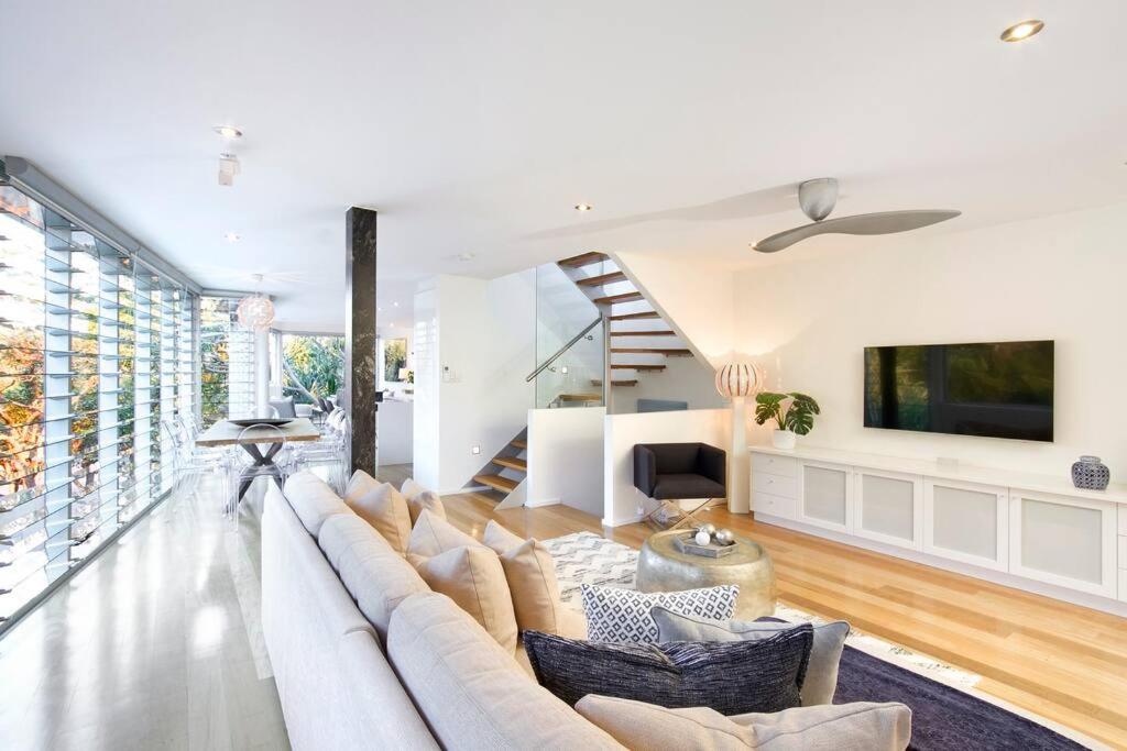 The Boat House Luxury Beachside with Heated pool
