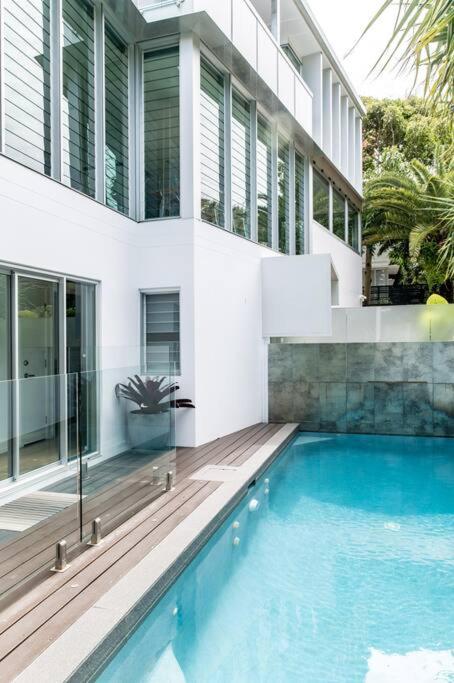 The Boat House Luxury Beachside with Heated pool