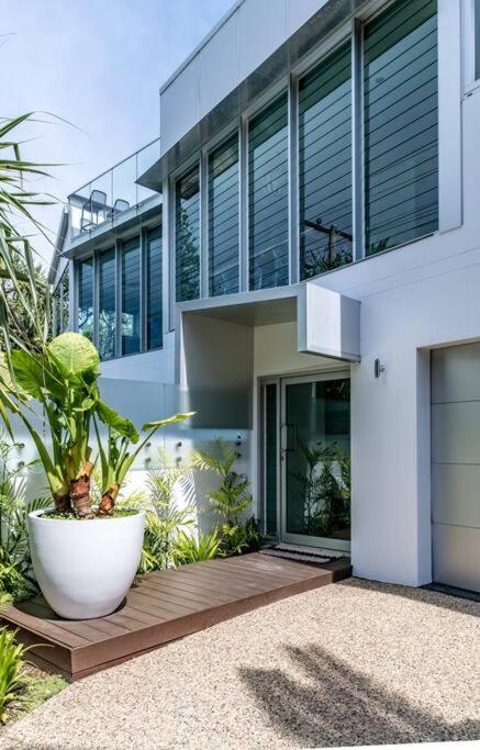 The Boat House Luxury Beachside with Heated pool