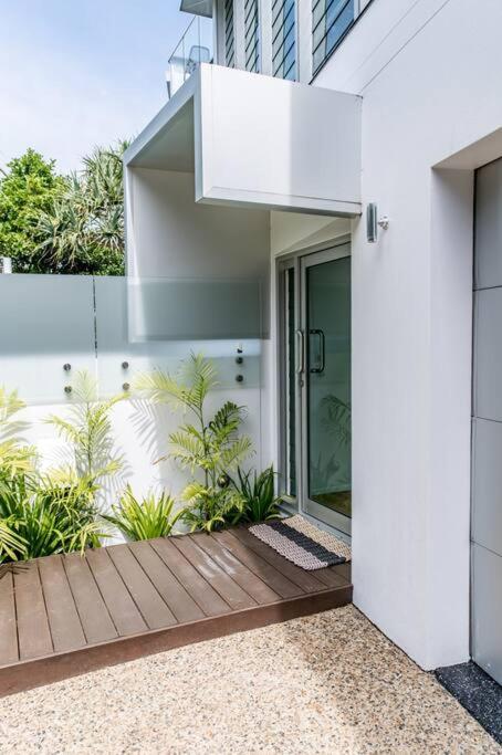 The Boat House Luxury Beachside with Heated pool