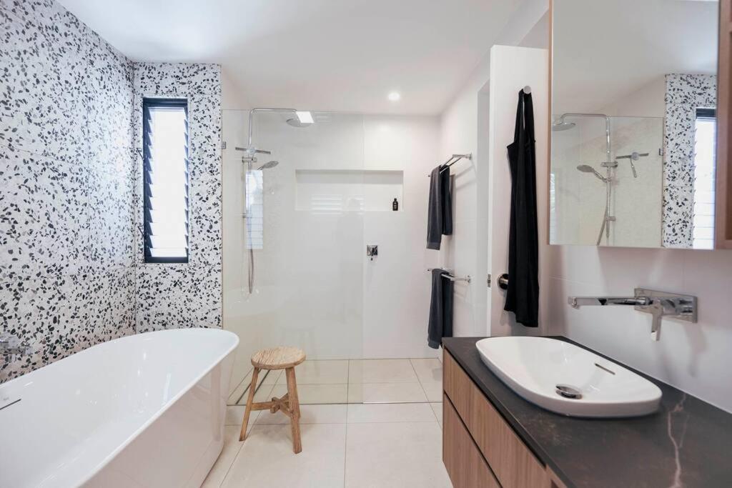 Sunset Lagoon Noosa Luxury with Stunning Views