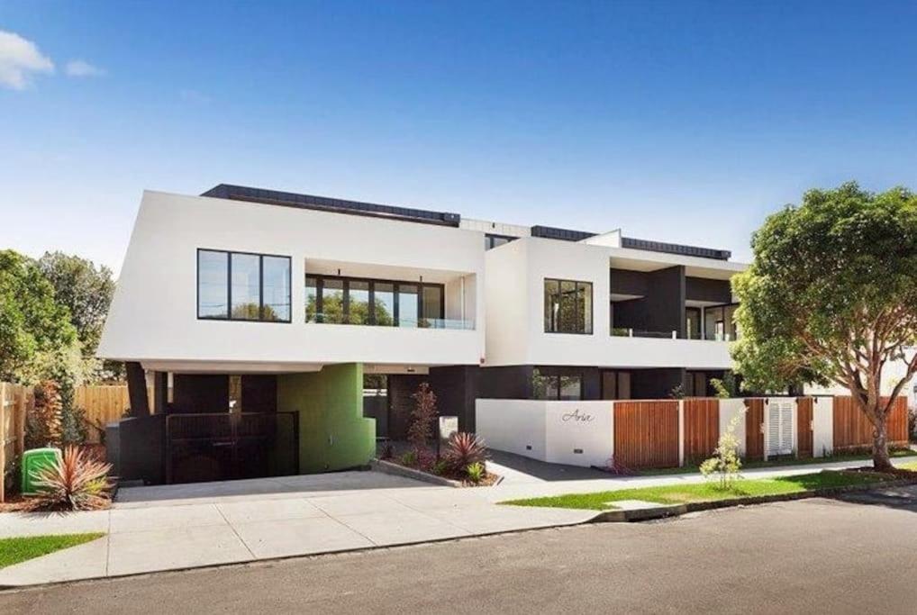 Luxurious Modern 2 Bedroom 2 Bathroom Apartment