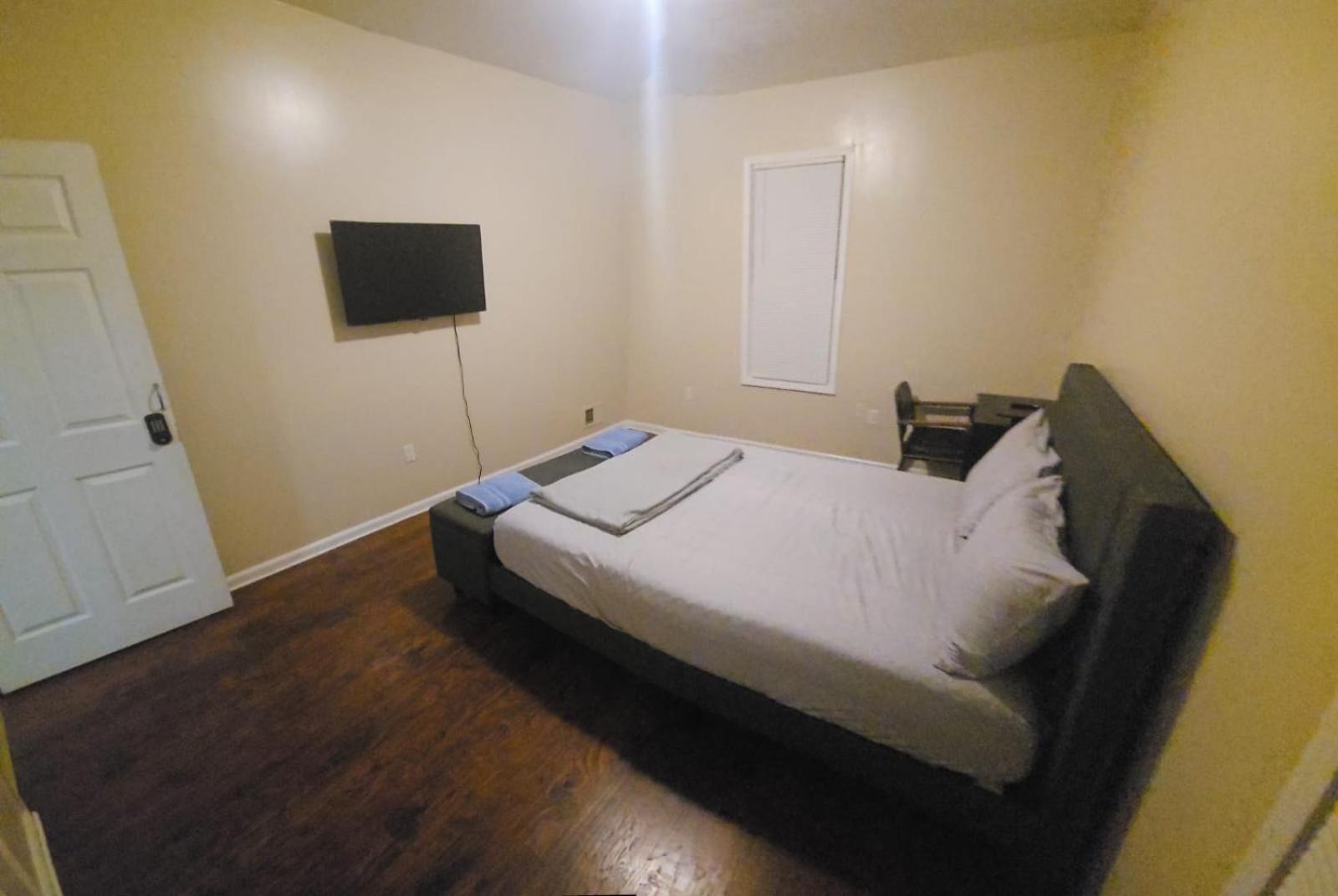 Newark Vacations - Staycation Haven Room - Property Image 1