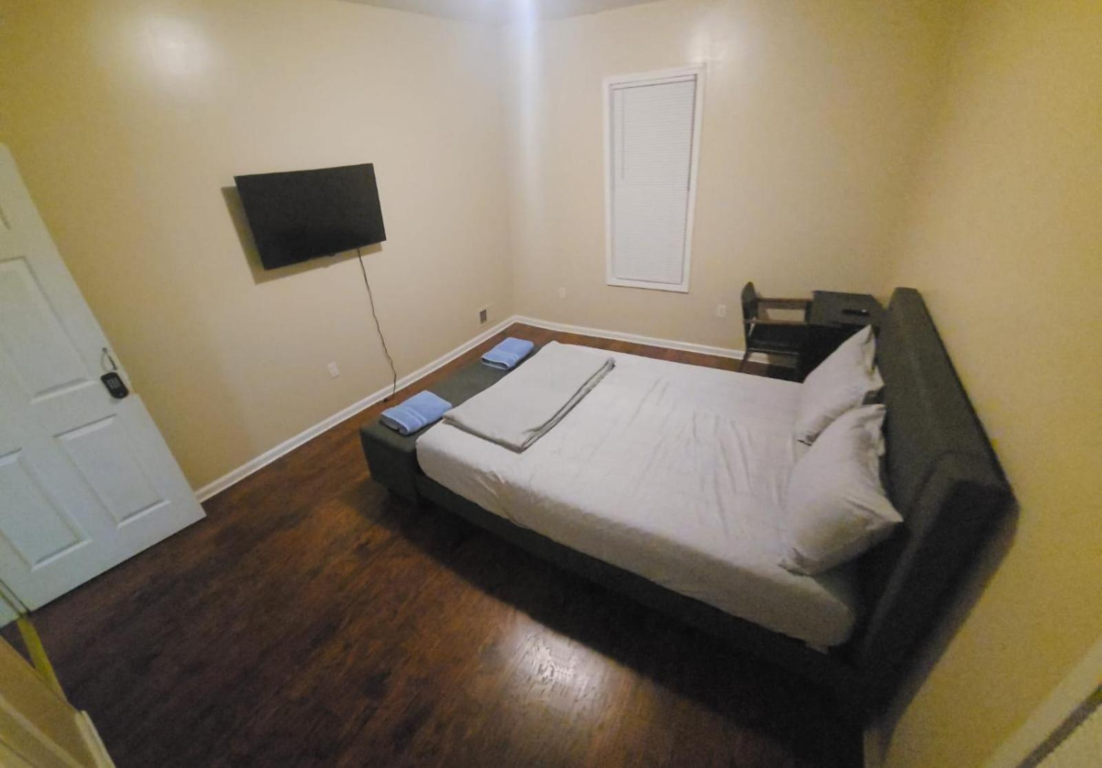 Newark Vacations - Staycation Haven Room - Property Image 26