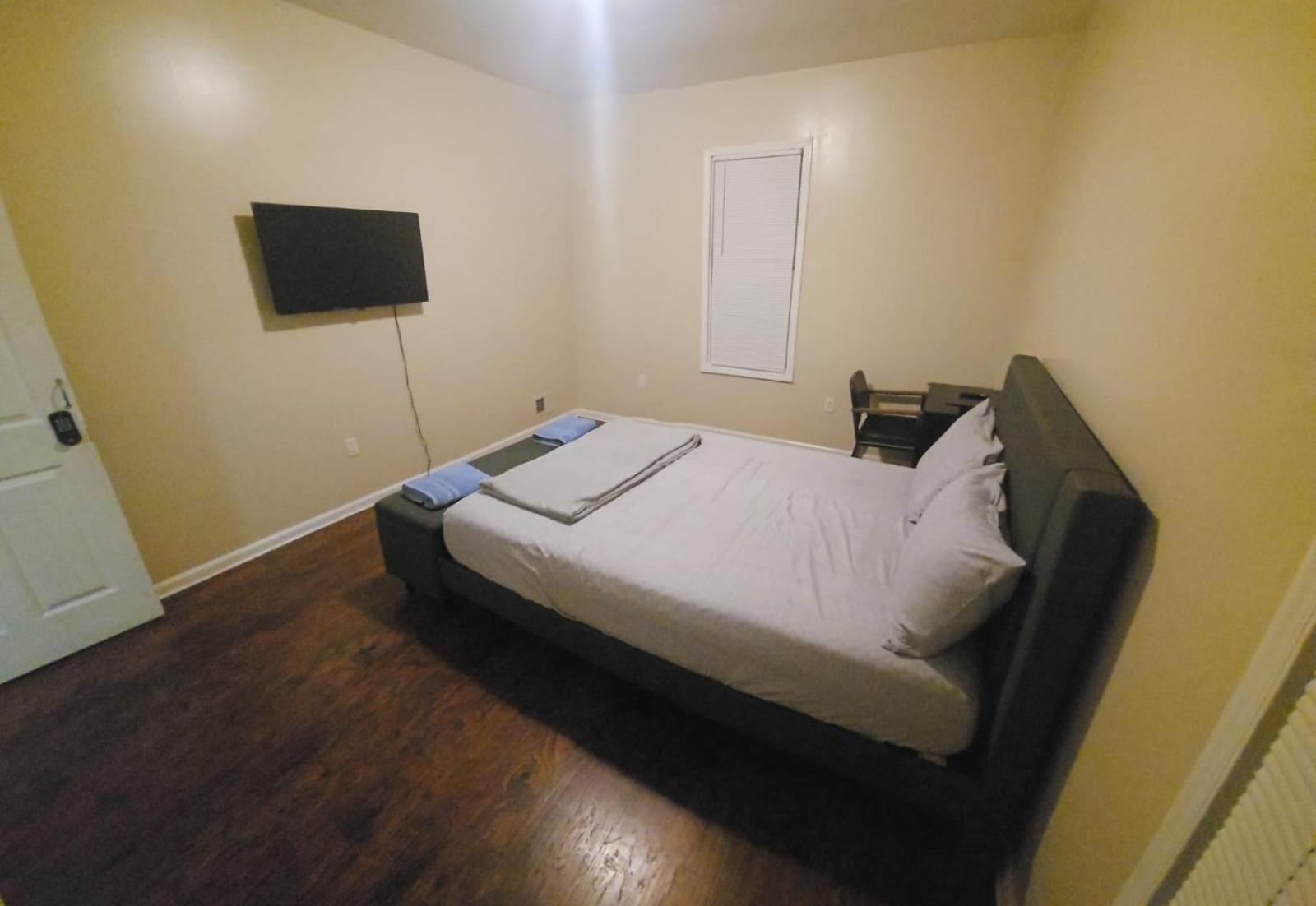 Newark Vacations - Staycation Haven Room - Property Image 18