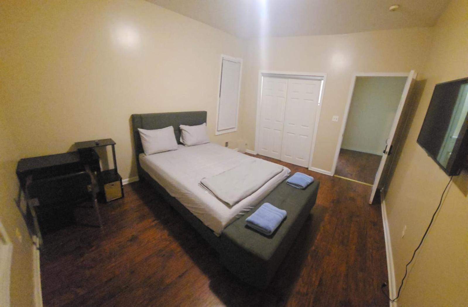 Newark Vacations - Staycation Haven Room - Property Image 15