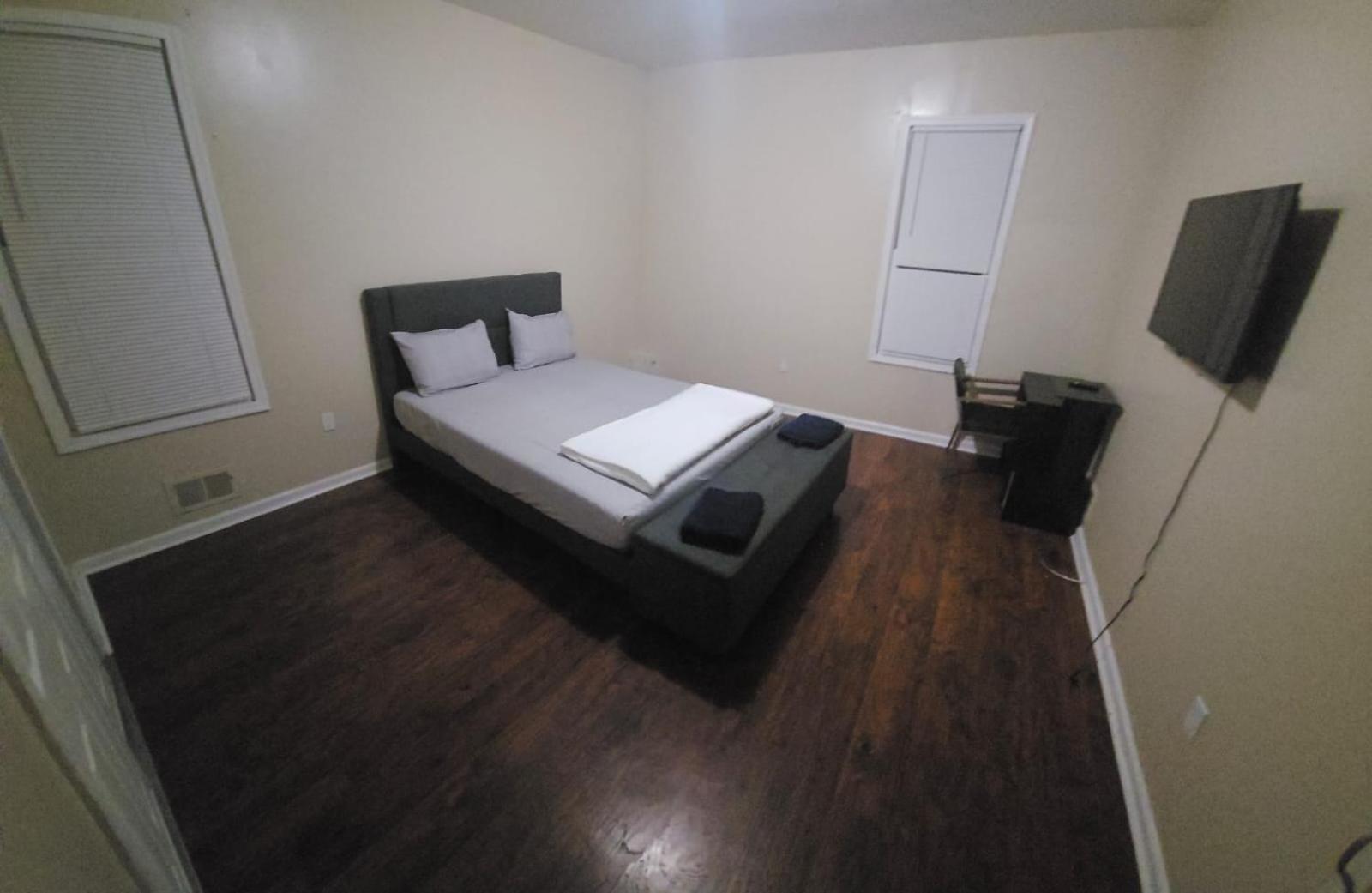 Newark Vacations - Staycation Haven Room - Property Image 14