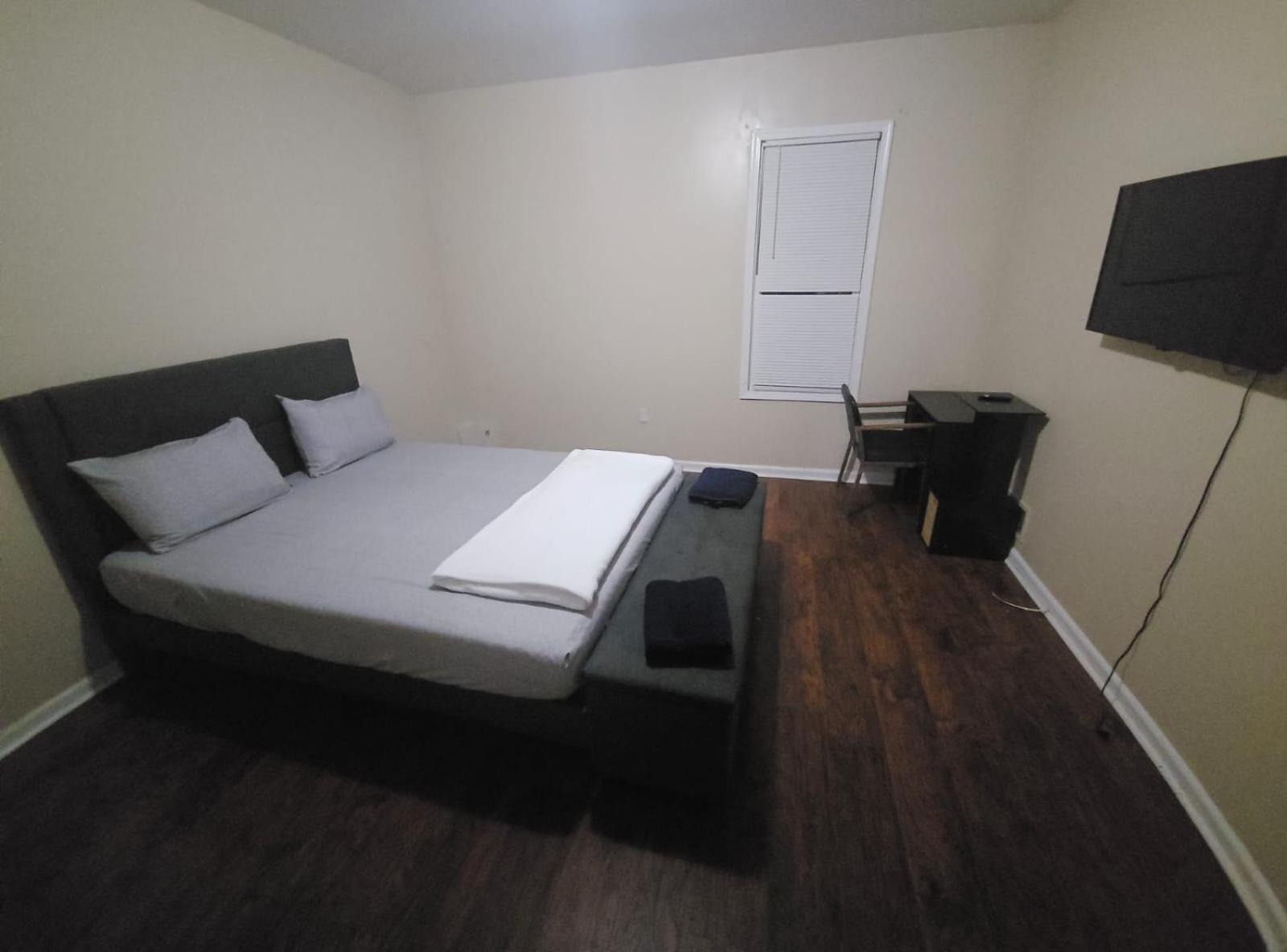Newark Vacations - Staycation Haven Room - Property Image 13