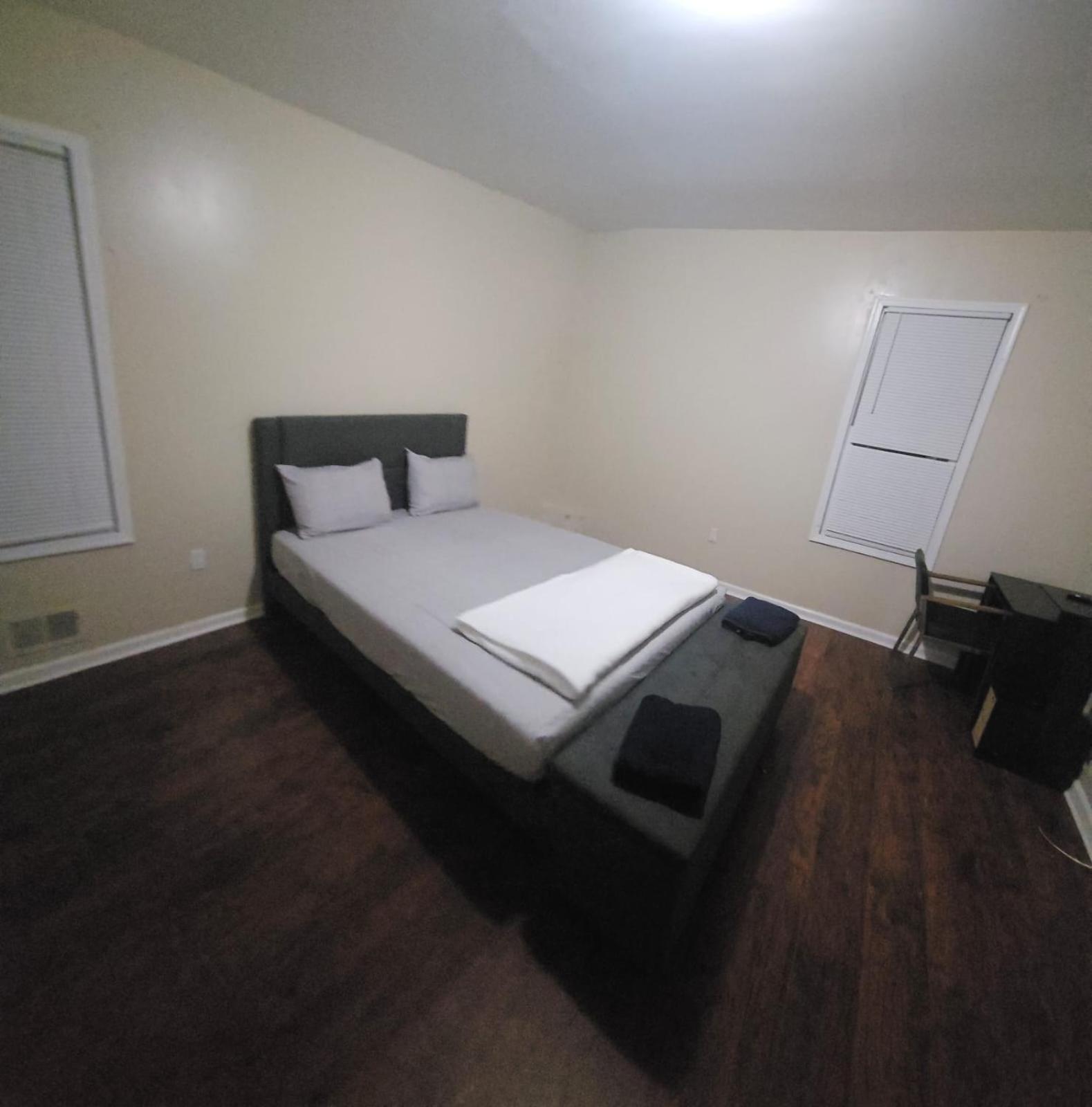Newark Vacations - Staycation Haven Room - Property Image 11