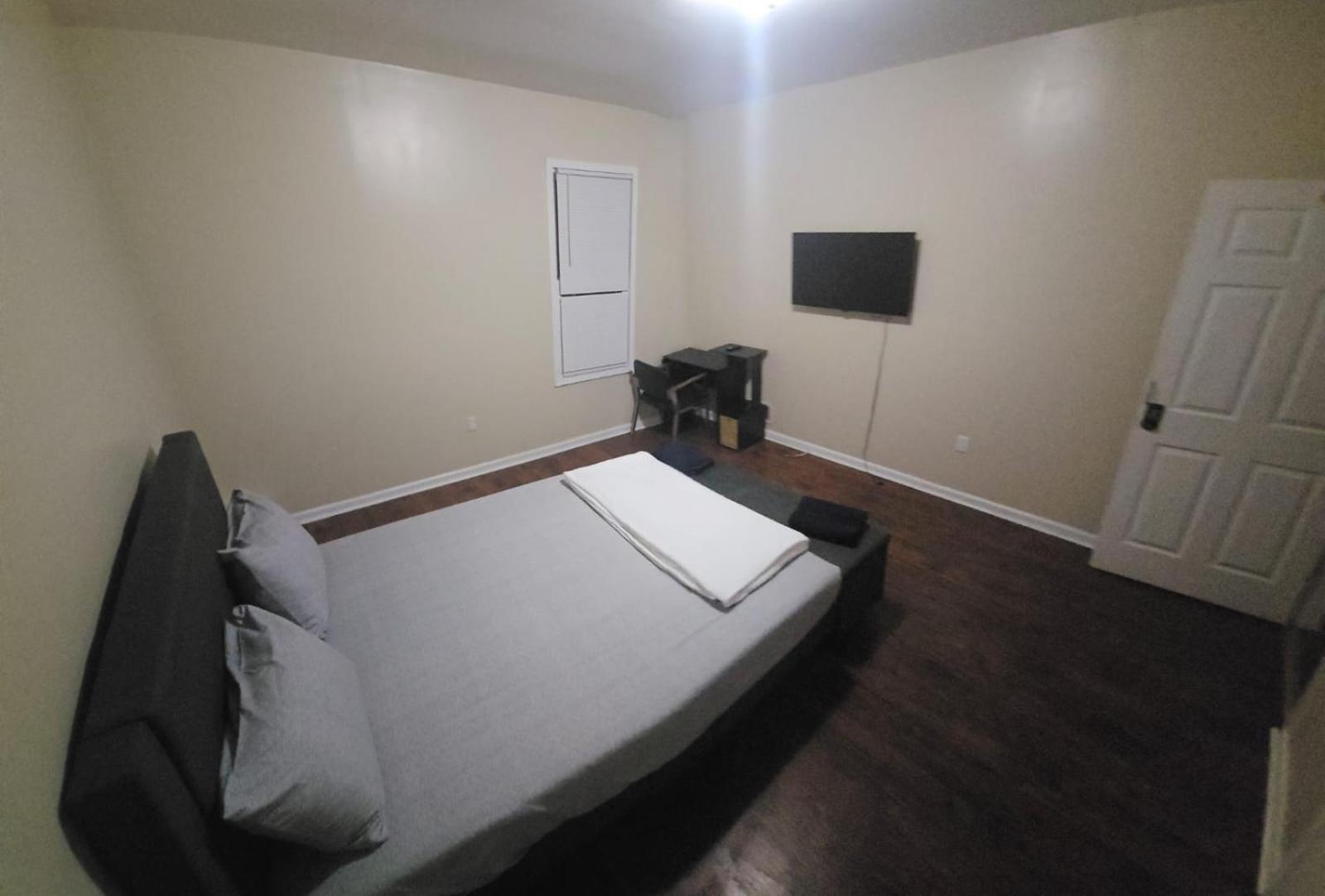 Newark Vacations - Staycation Haven Room - Property Image 9